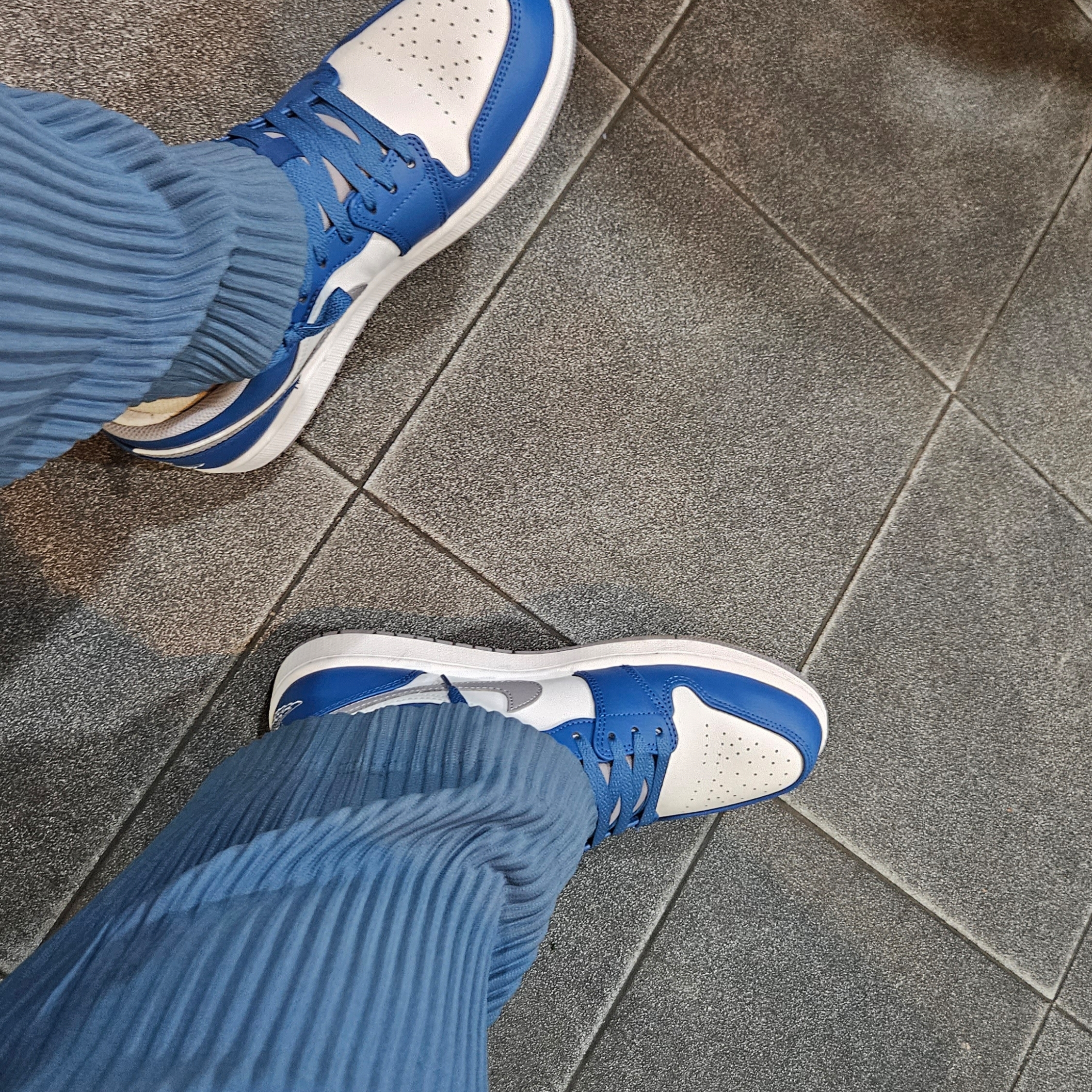 Jordan 1 Low True Blue Cement Grey 착용 스타일