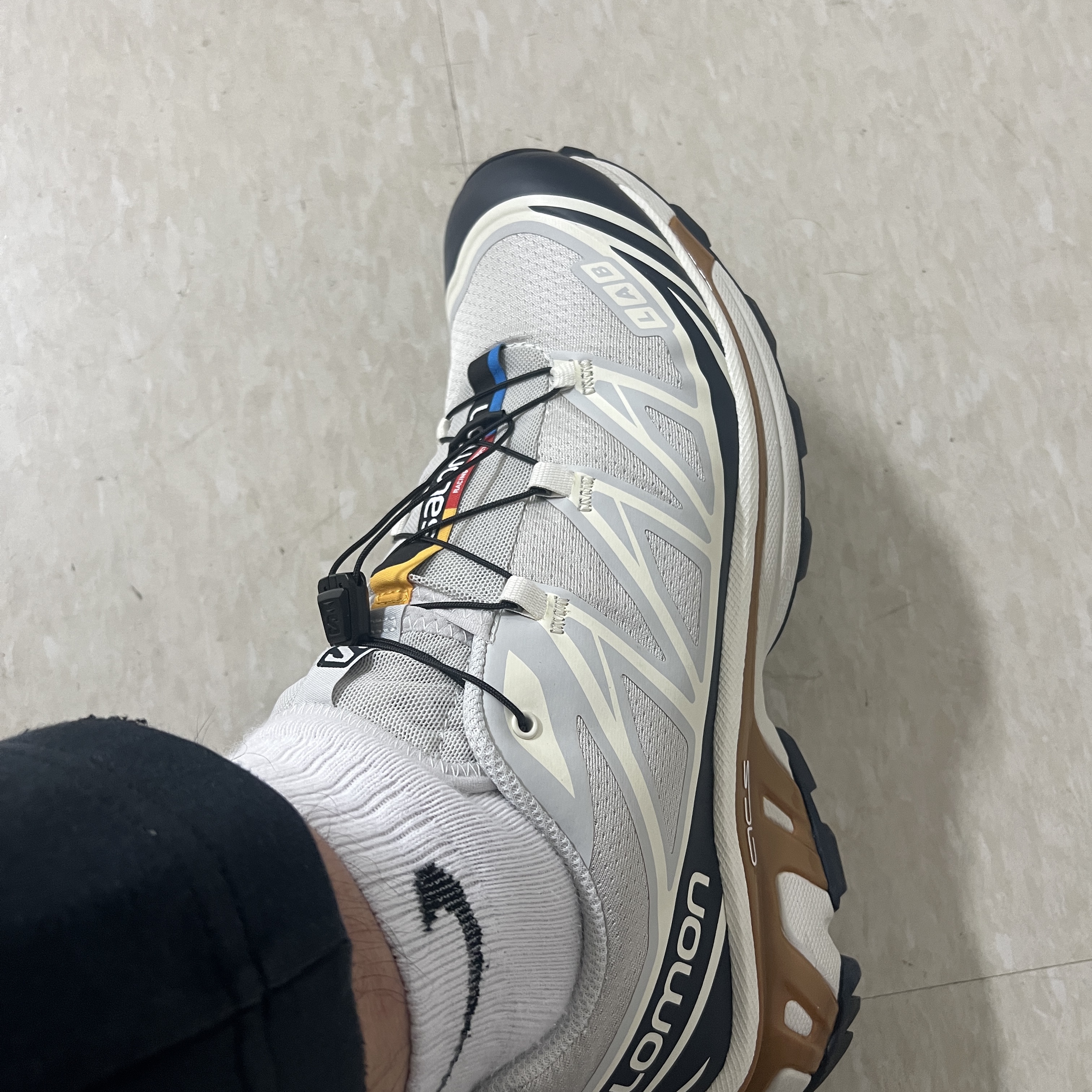 Salomon XT-6 Lunar Rock Dark Sapphire 착용 스타일 - 1