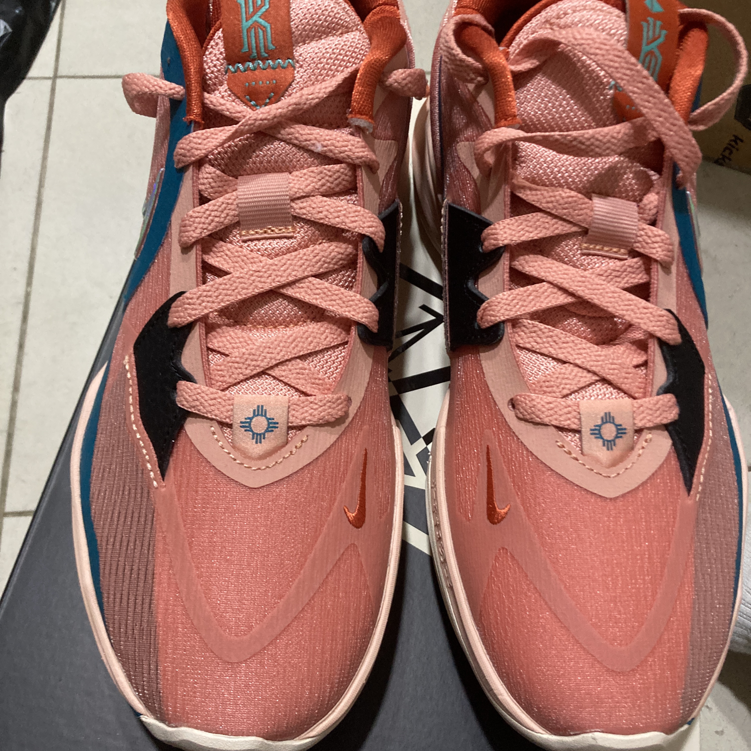 Nike Kyrie Low 5 EP Light Madder Root 착용 스타일 - 2