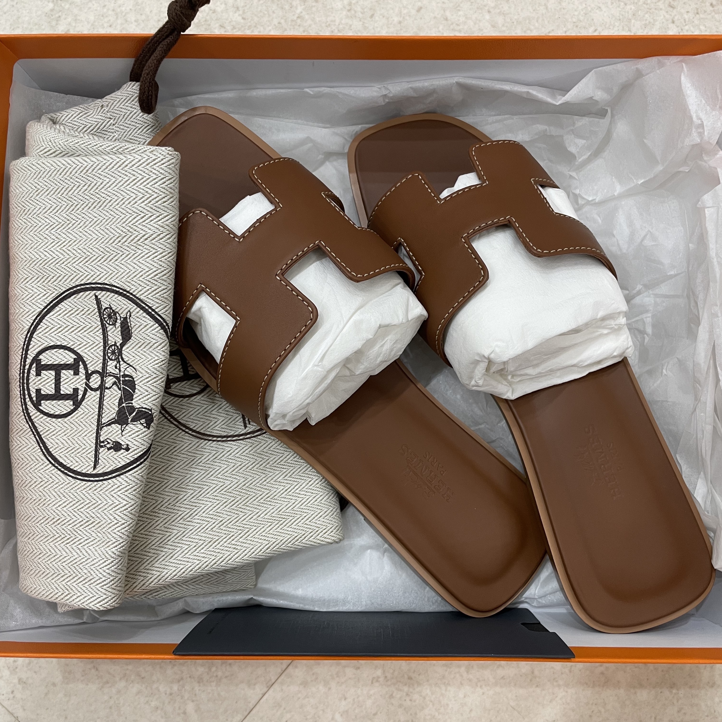 (W) Hermes Oran Sandal Calfskin & Gold Piqures Ecrues 착용 스타일 - 2