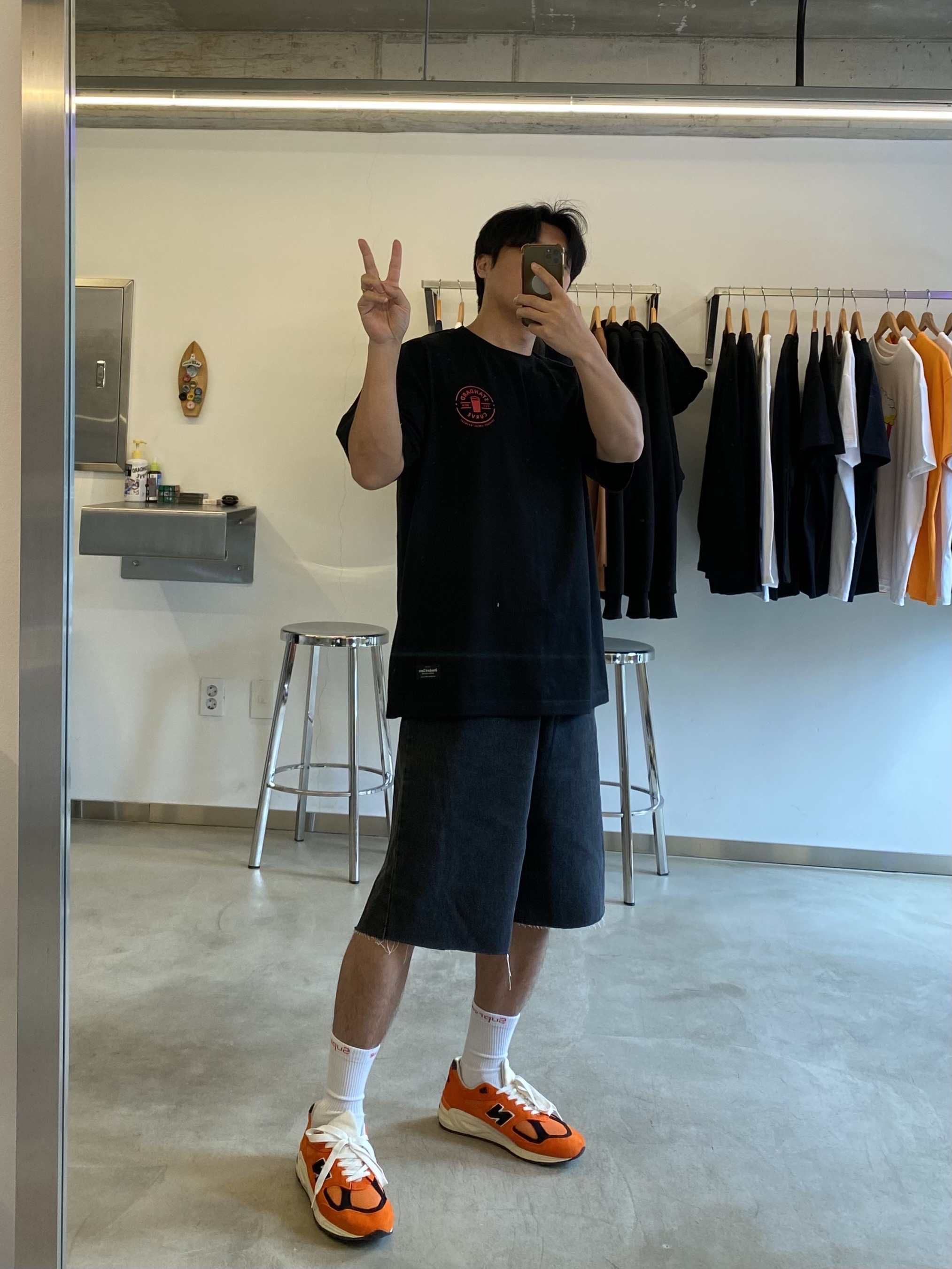 New Balance 990v2 Made in USA Marigold Black, Supreme Hanes Crew Socks White (4 Pack) 착용 스타일 - 1