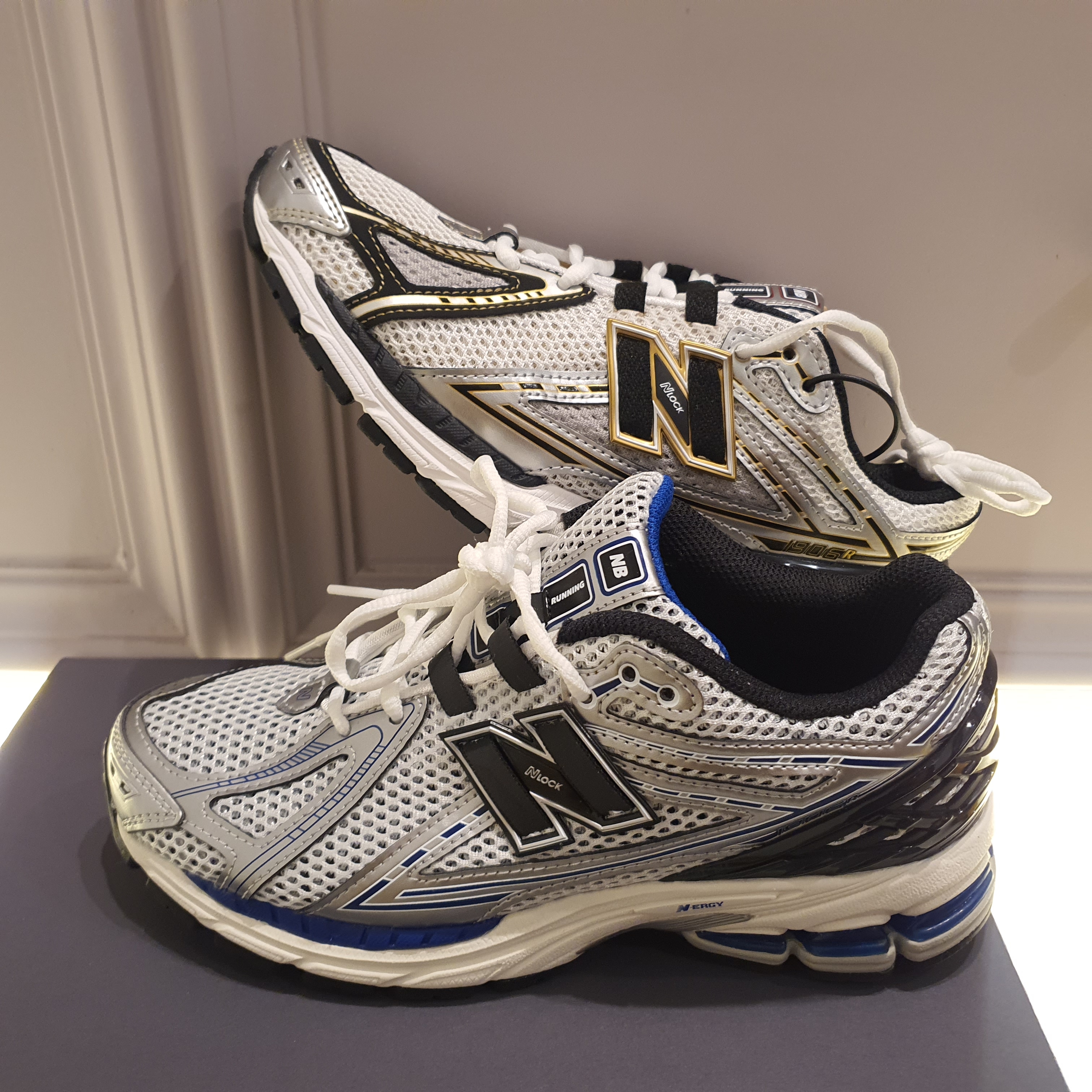 New Balance 1906R Silver Metallic, New Balance 1906R White Gold 착용 스타일