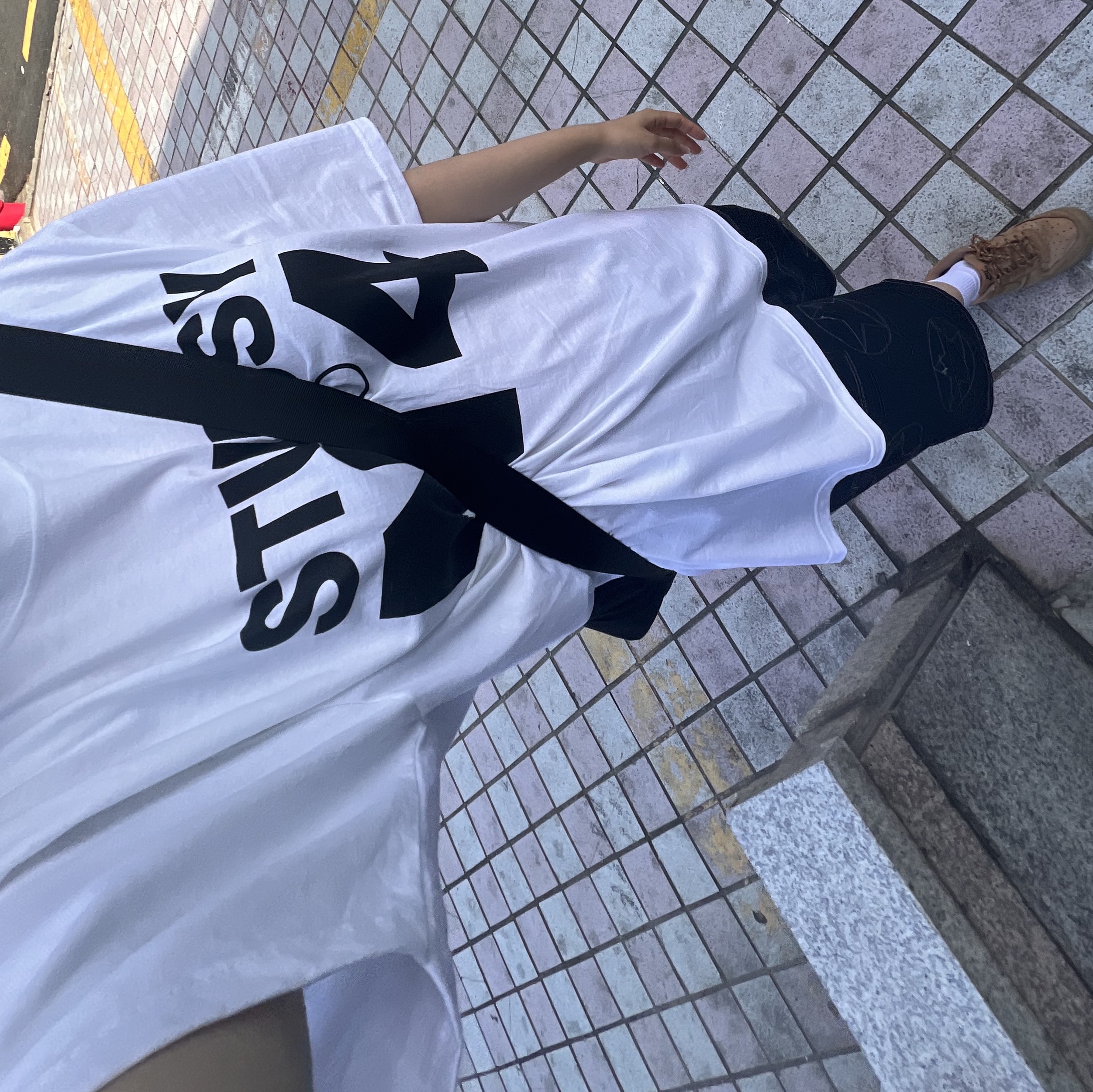Stussy NO.4 T-Shirt White, Nike Air Force 1 '07 WB Flax 착용 스타일