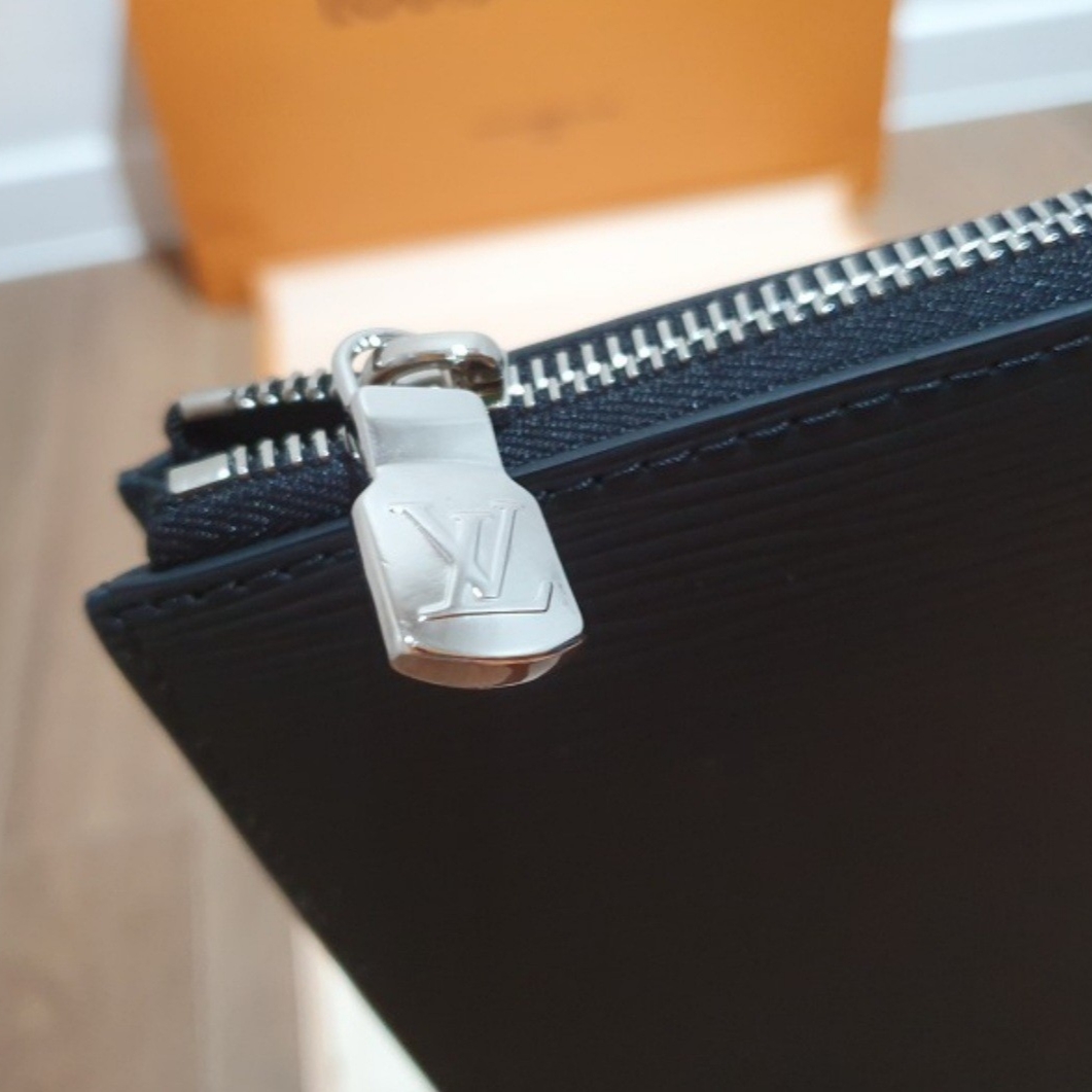 Louis Vuitton Pochette Jour GM Epi Black 착용 스타일 - 3