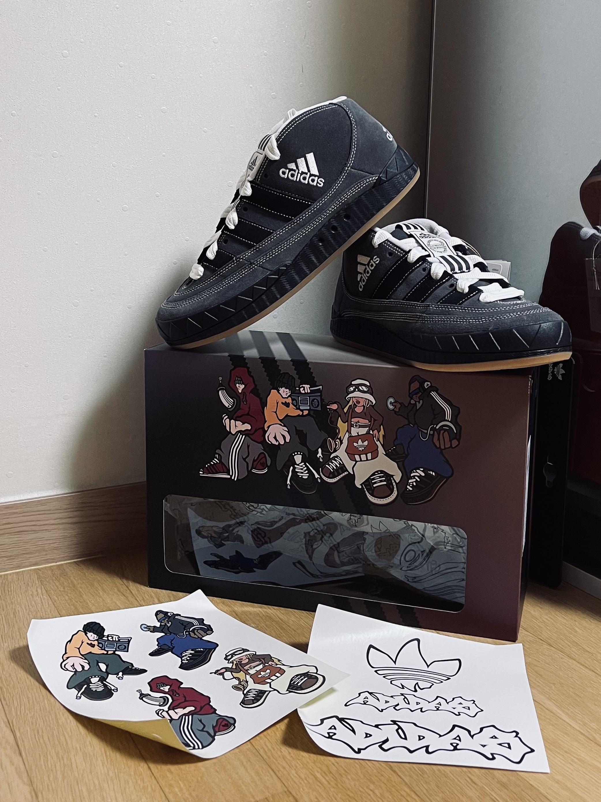 Adidas x YNuK Adimatic Mid Grey Core Black 착용 스타일