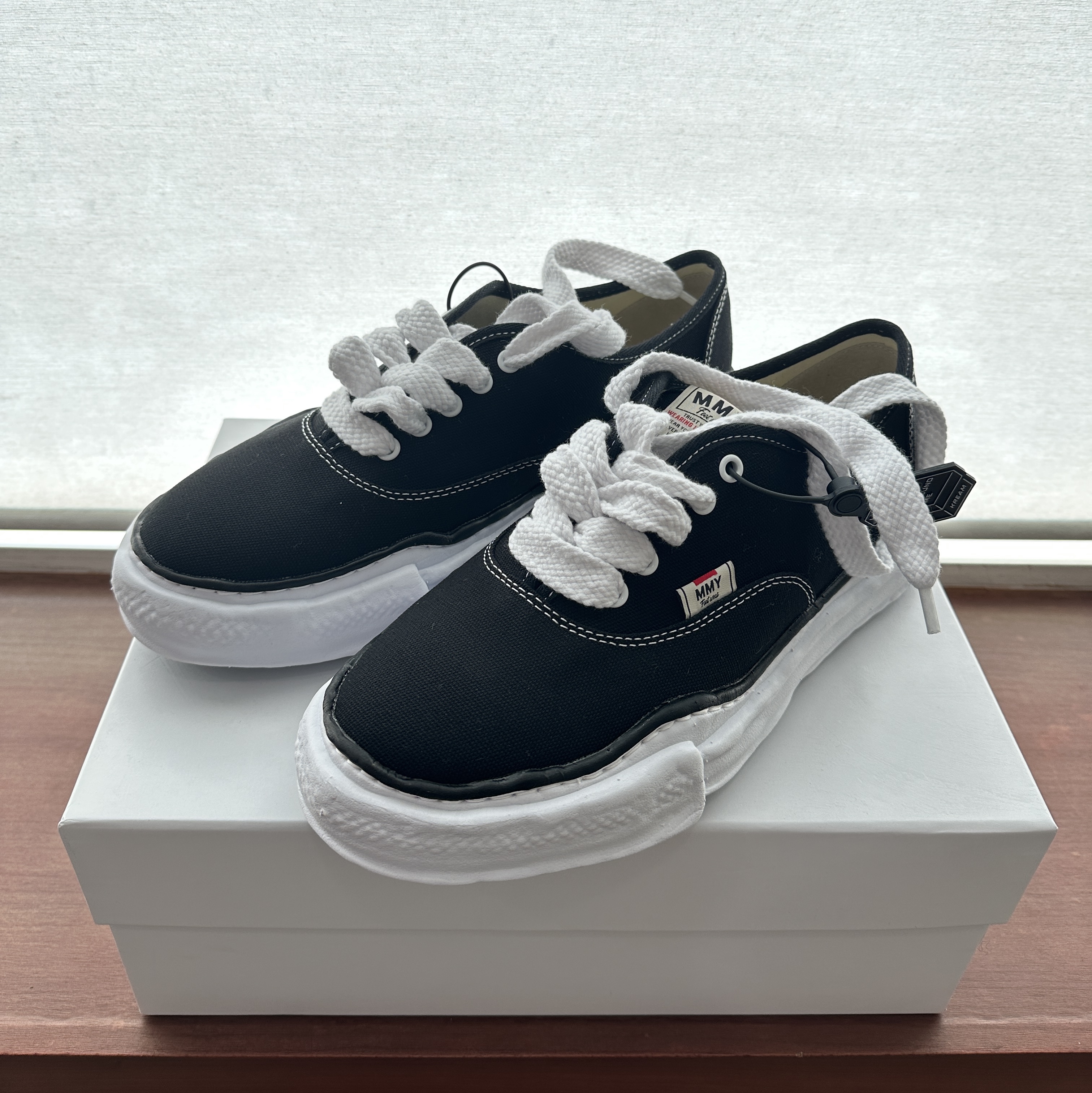 Maison Mihara Yasuhiro Baker OG Sole Canvas Low Cut Sneakers Black 착용 스타일