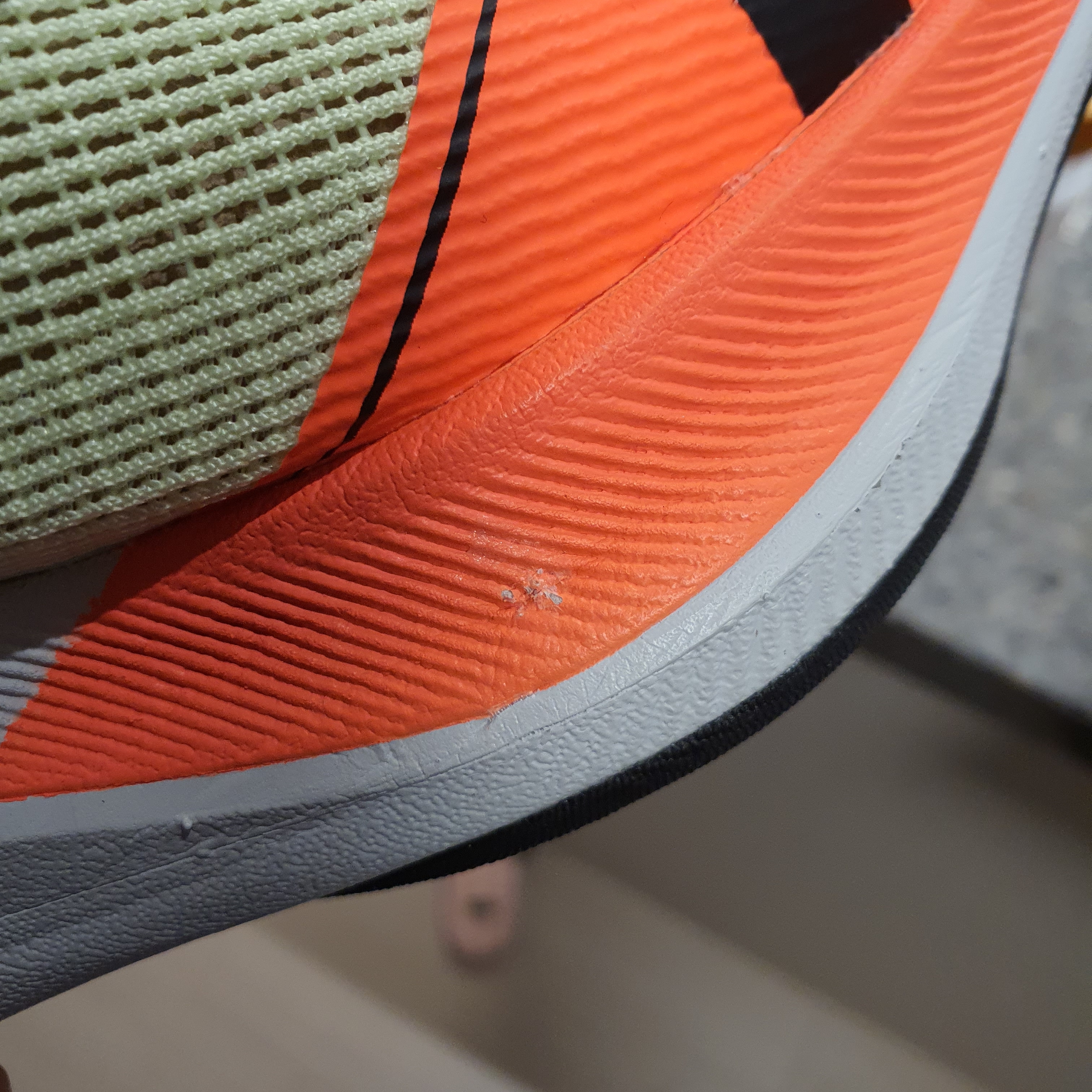 Nike ZoomX Vaporfly Next% 2 Barely Volt Hyper Orange 착용 스타일 - 1