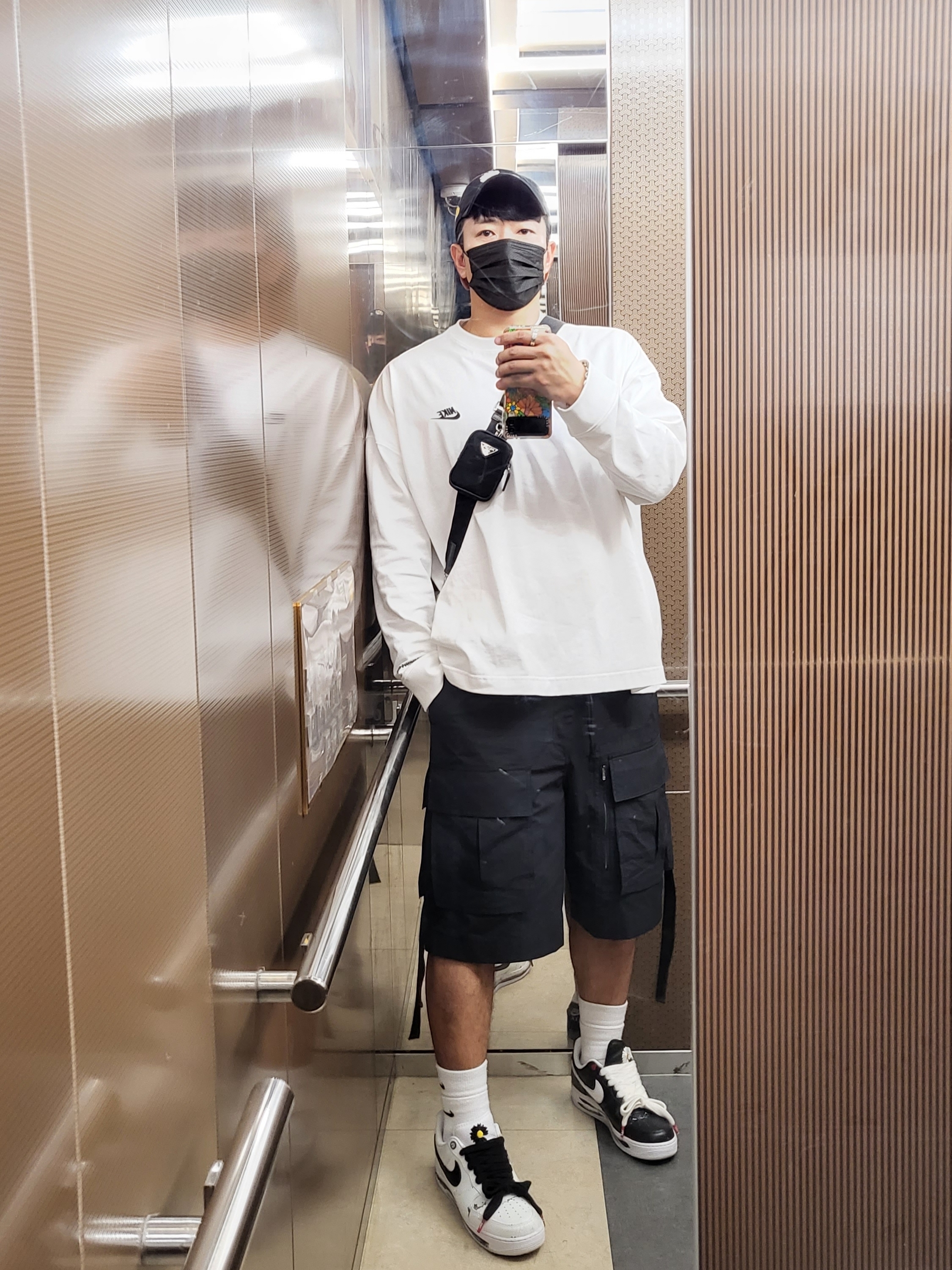 Nike Heritage 86 Cap Black, Prada Re-Nylon and Saffiano Leather Shoulder Bag Black 착용 스타일