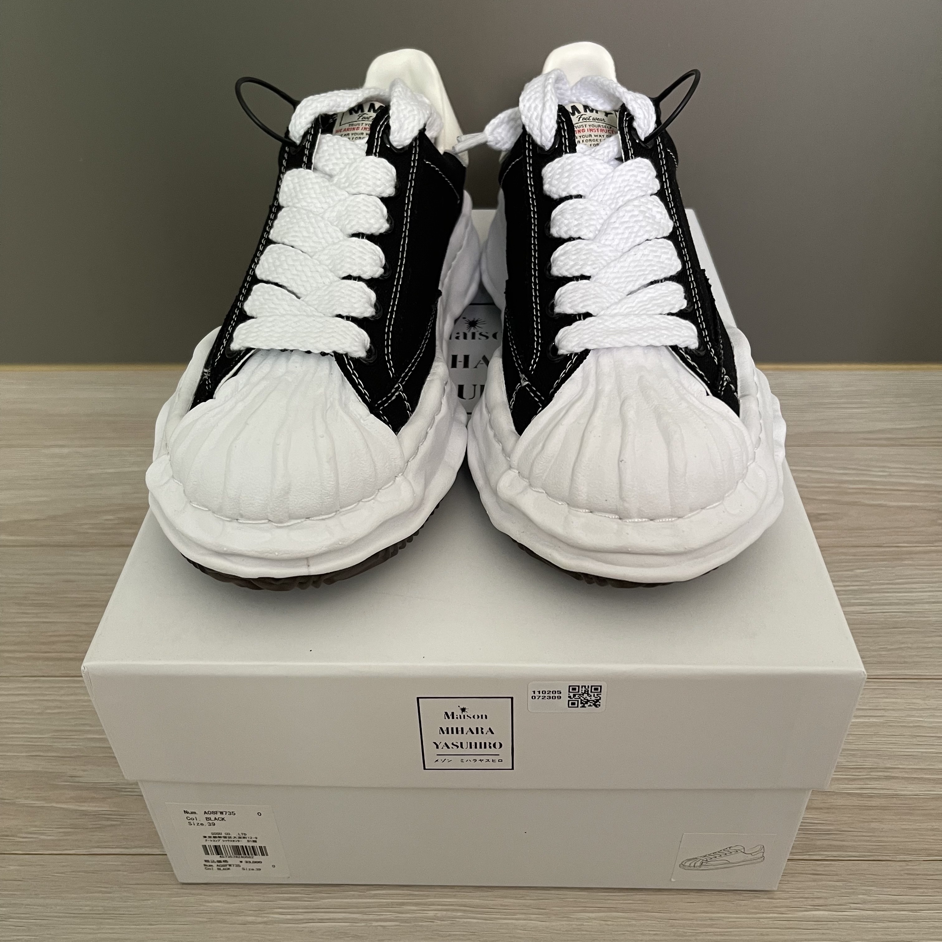 Maison Mihara Yasuhiro Blakey OG Sole Canvas Low-top Sneakers Black White 착용 스타일 - 1