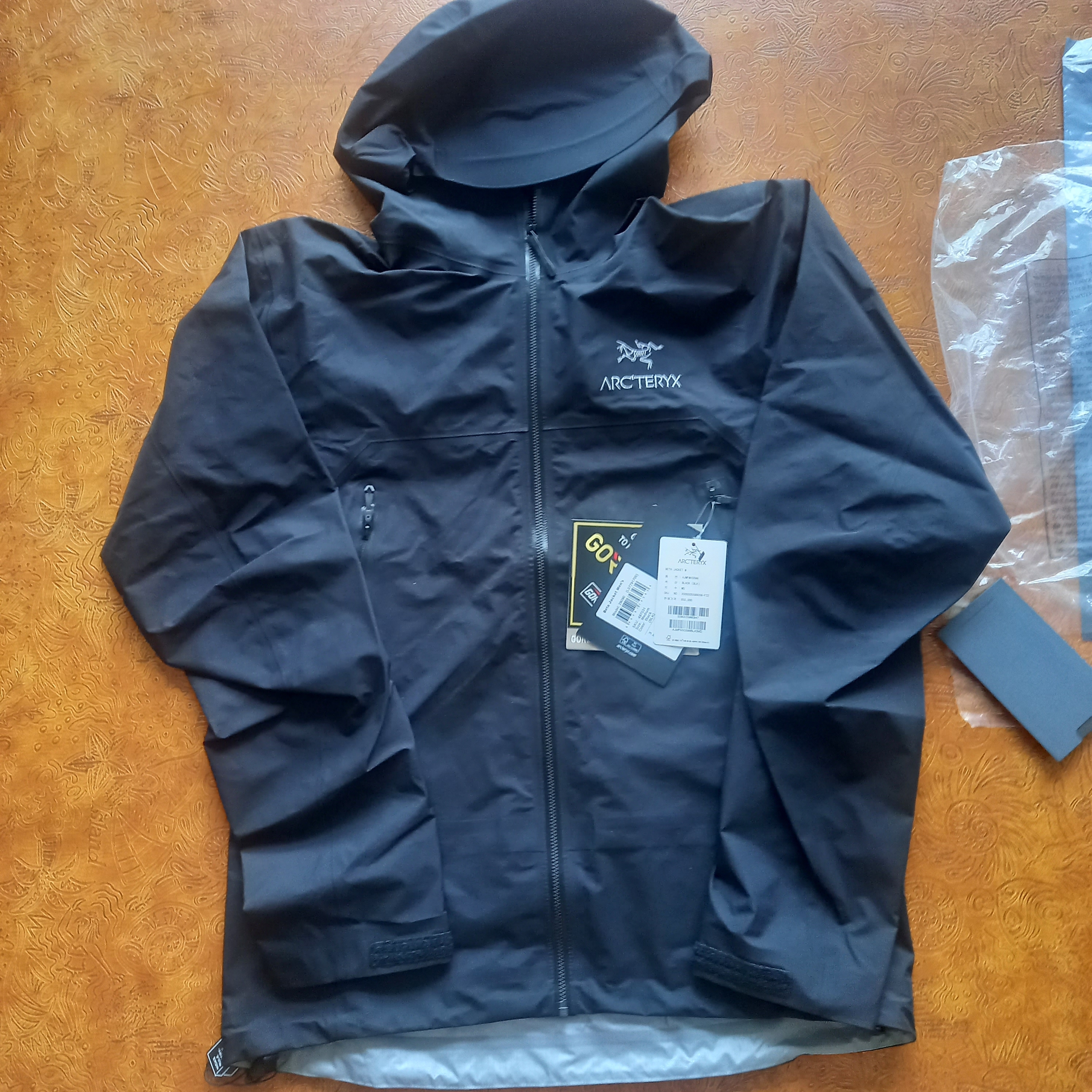 Arc'teryx Beta Jacket Black 착용 스타일 - 1
