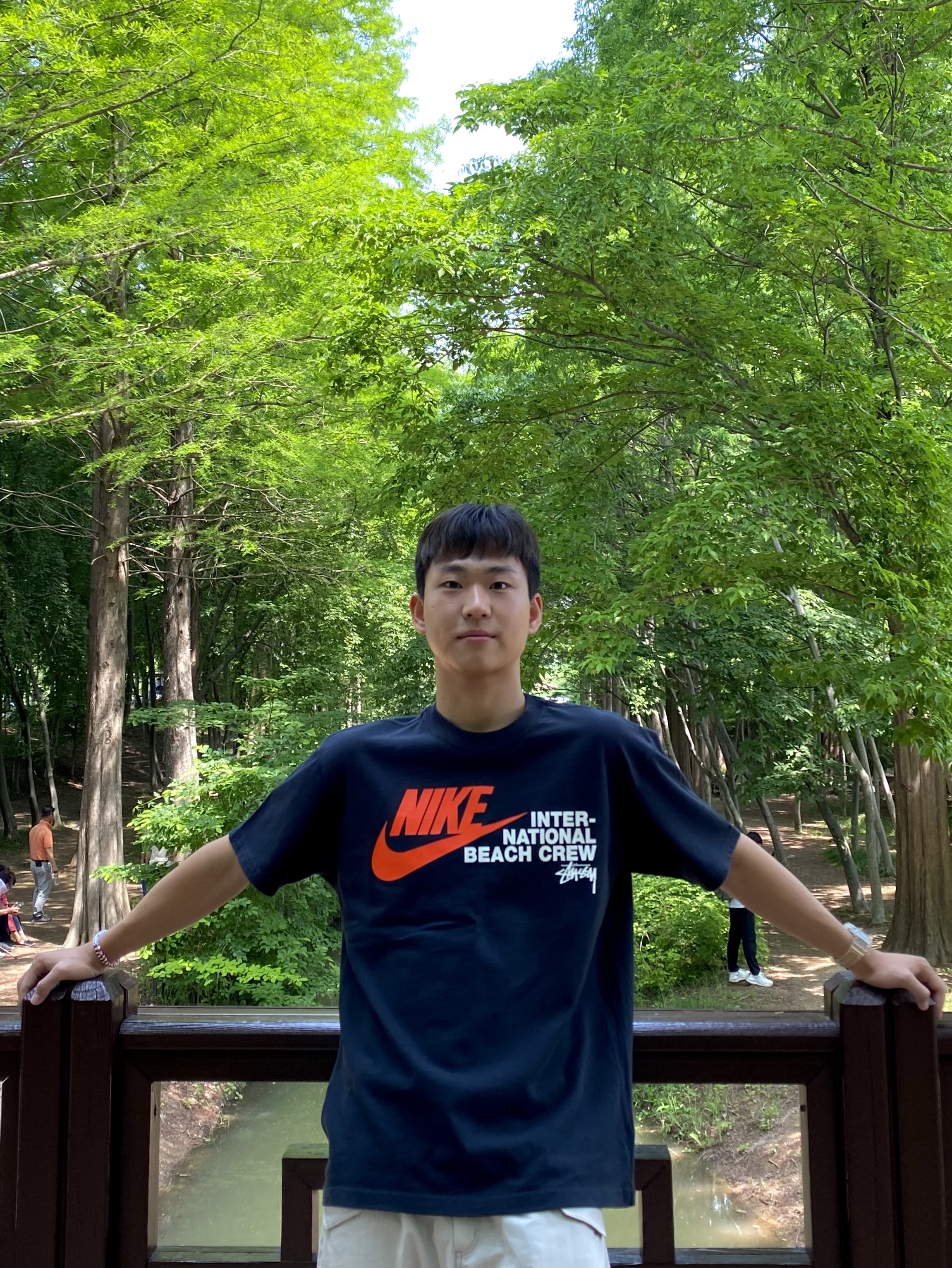 Jordan 1 Retro High OG Light Smoke Grey, Nike x Stussy International Beach Crew T-Shirt Black - Asia 착용 스타일 - 3