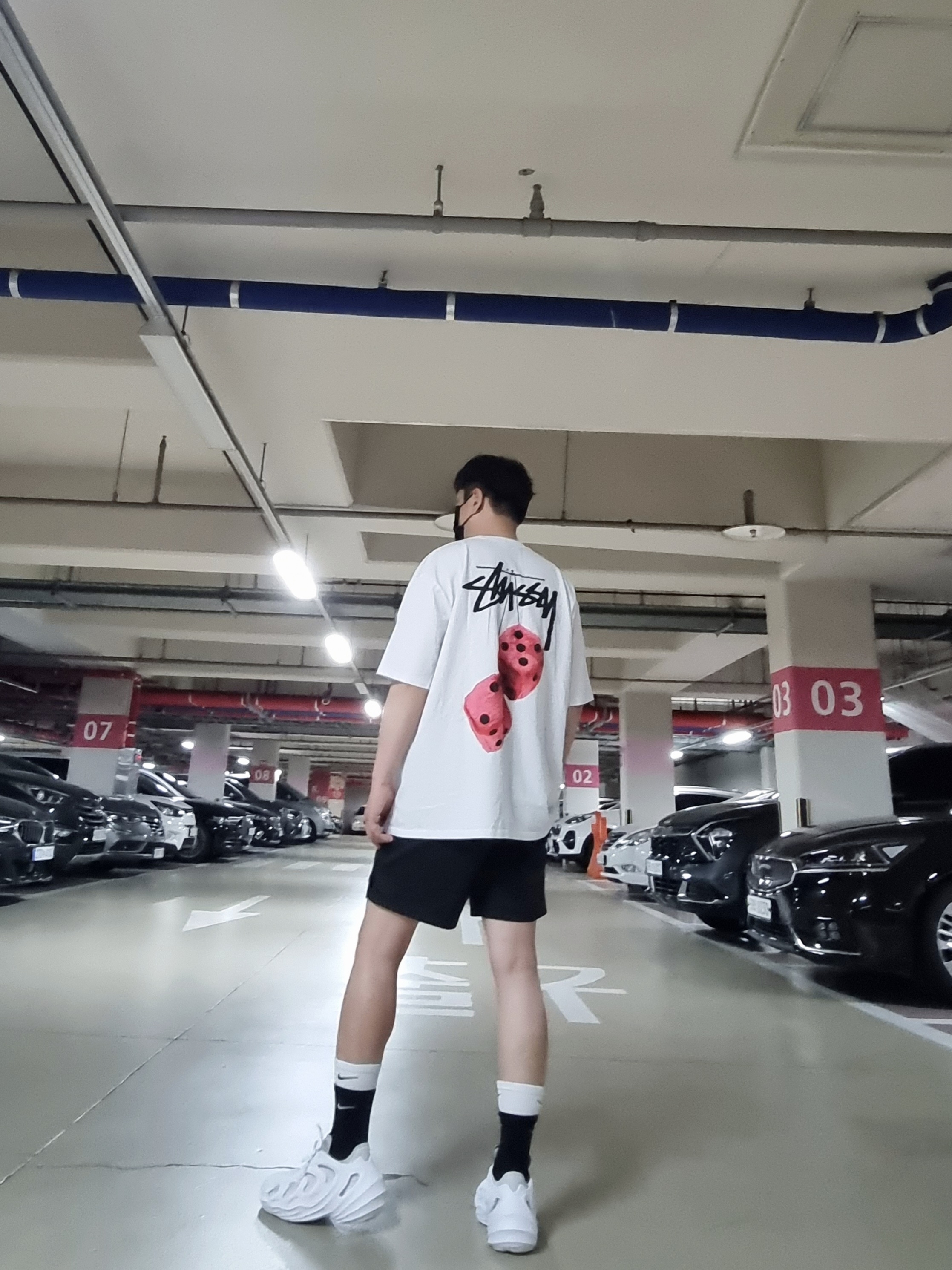 스투시 퍼지 다이스 티셔츠 화이트, 나이키 NSW 우븐 쇼츠 블랙 - 아시아 착용 스타일 - 3