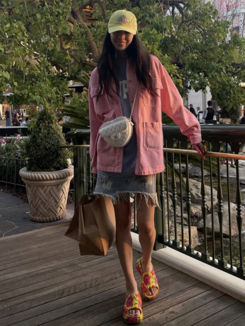 Chanel Heart Clutch with Chain Lambskin & Gold White 착용 스타일