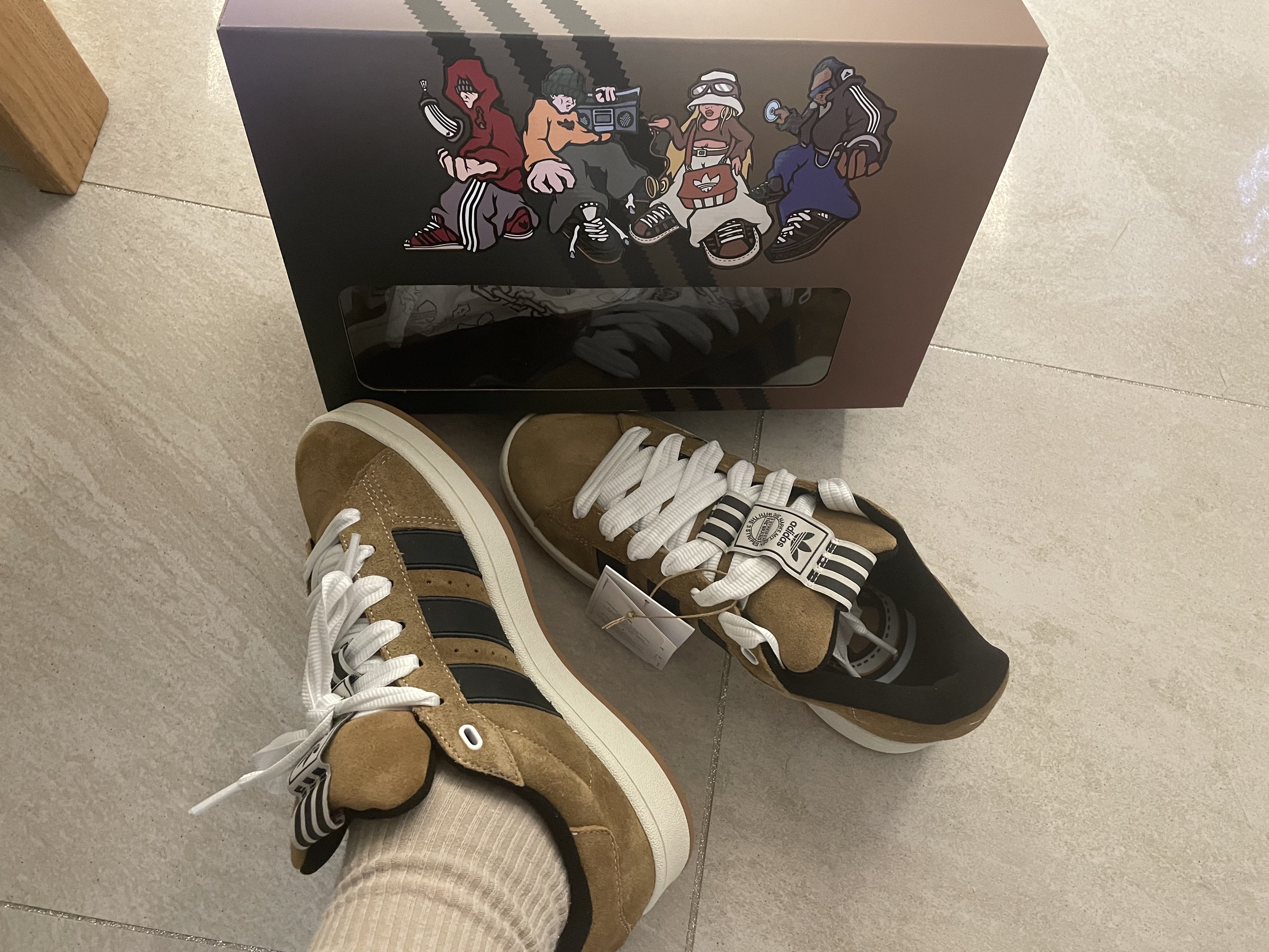 아디다스 x YNuK 캠퍼스 00s 브라운 데저트 착용 스타일 - 1