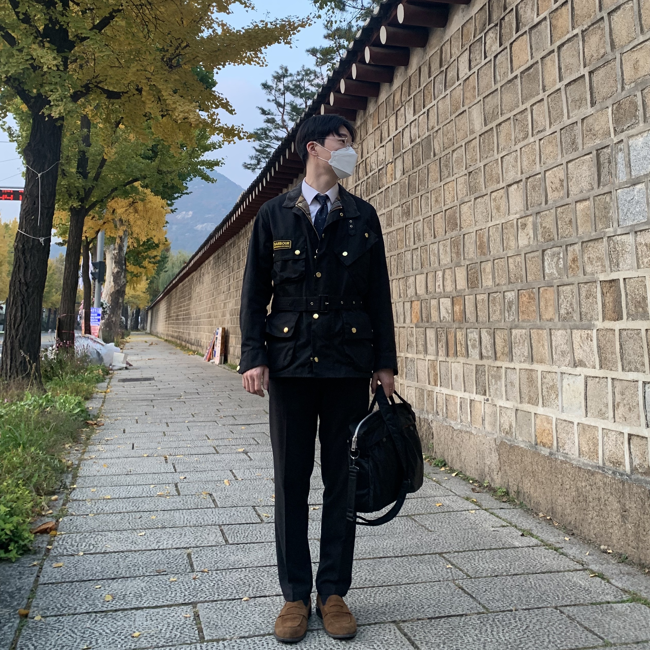 Barbour International Original Wax Jacket Black, Porter Tanker 2Way Briefcase Black 착용 스타일