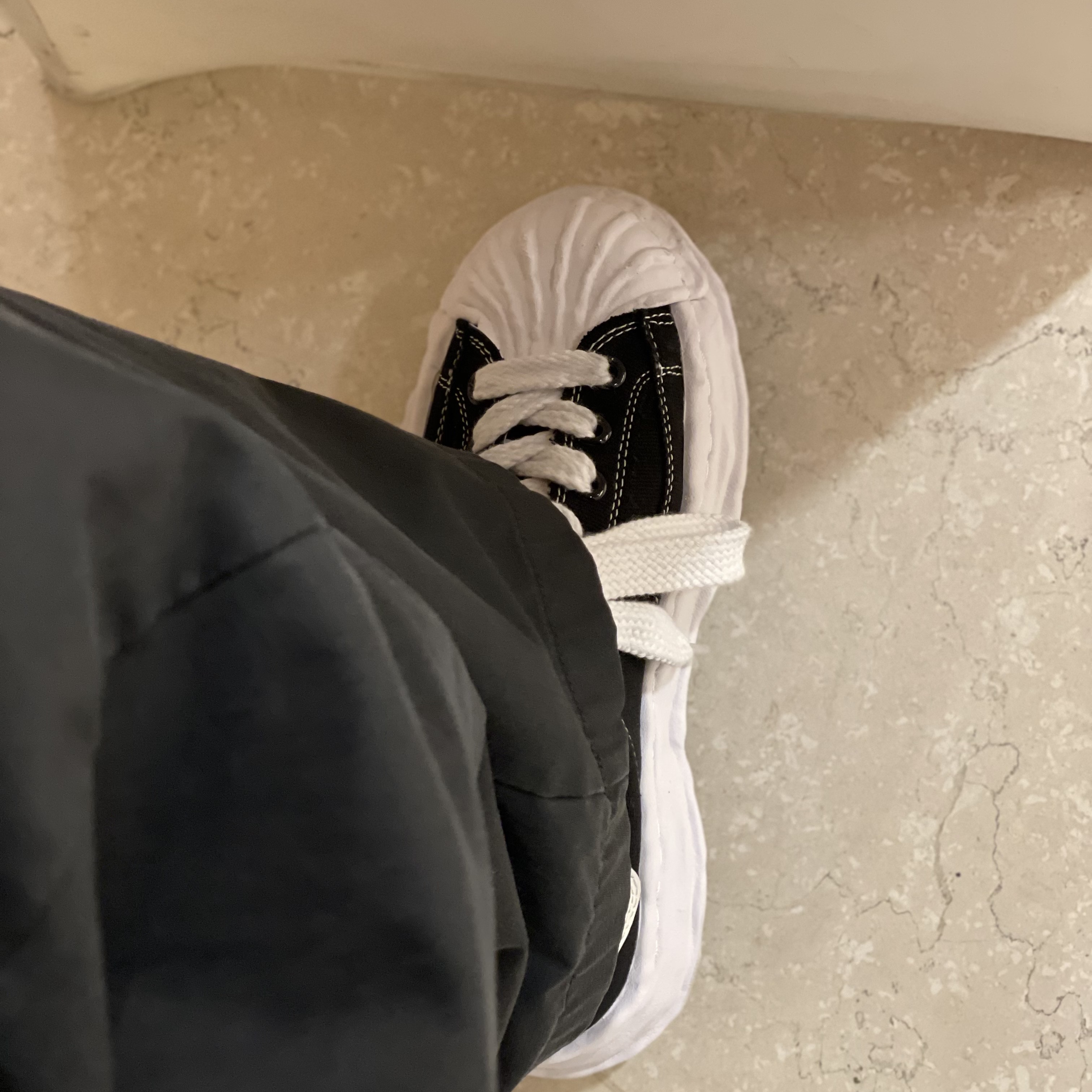 Maison Mihara Yasuhiro Blakey OG Sole Canvas Low-top Sneakers Black White 착용 스타일 - 3