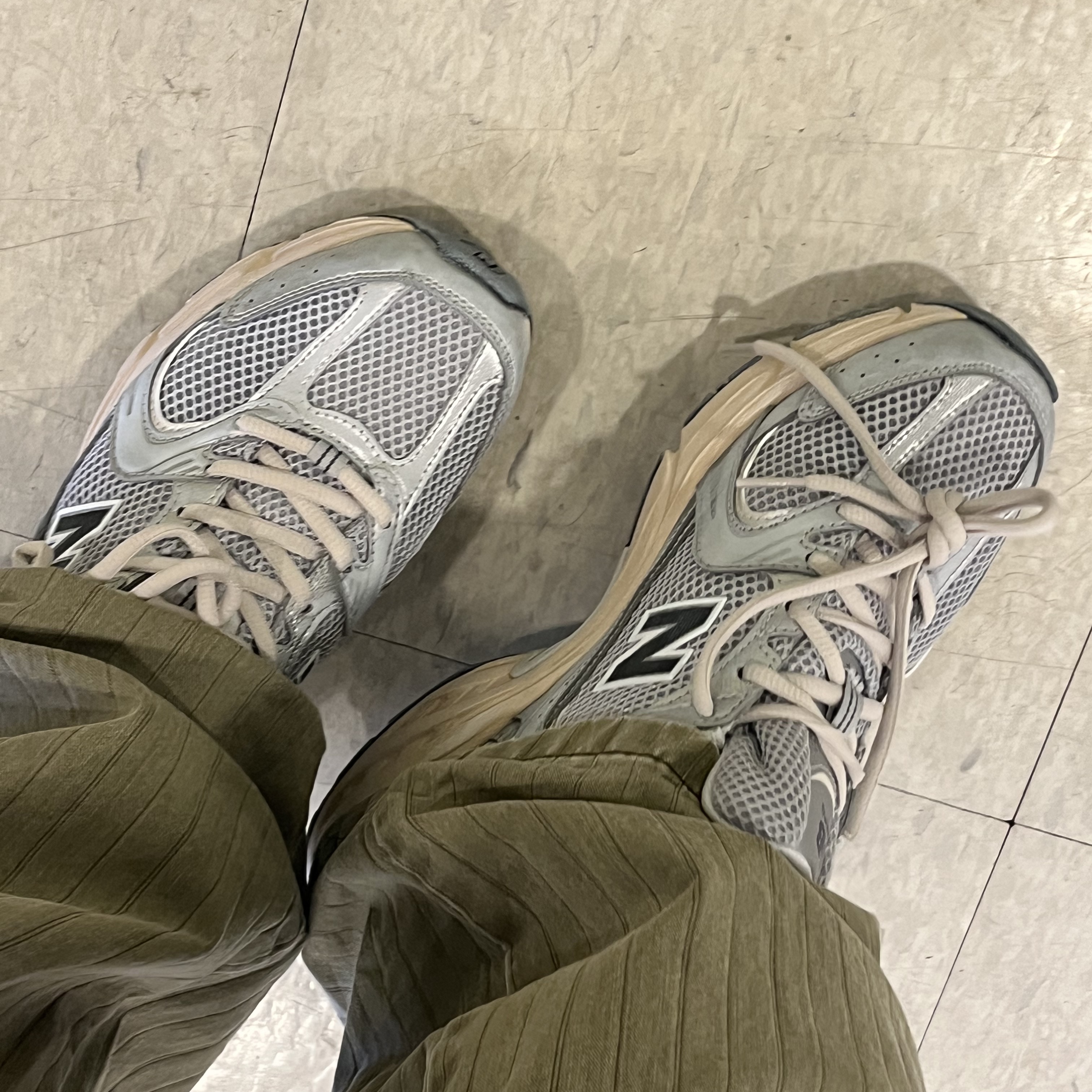 New Balance 530 Vintage Metallic Silver 착용 스타일 - 3