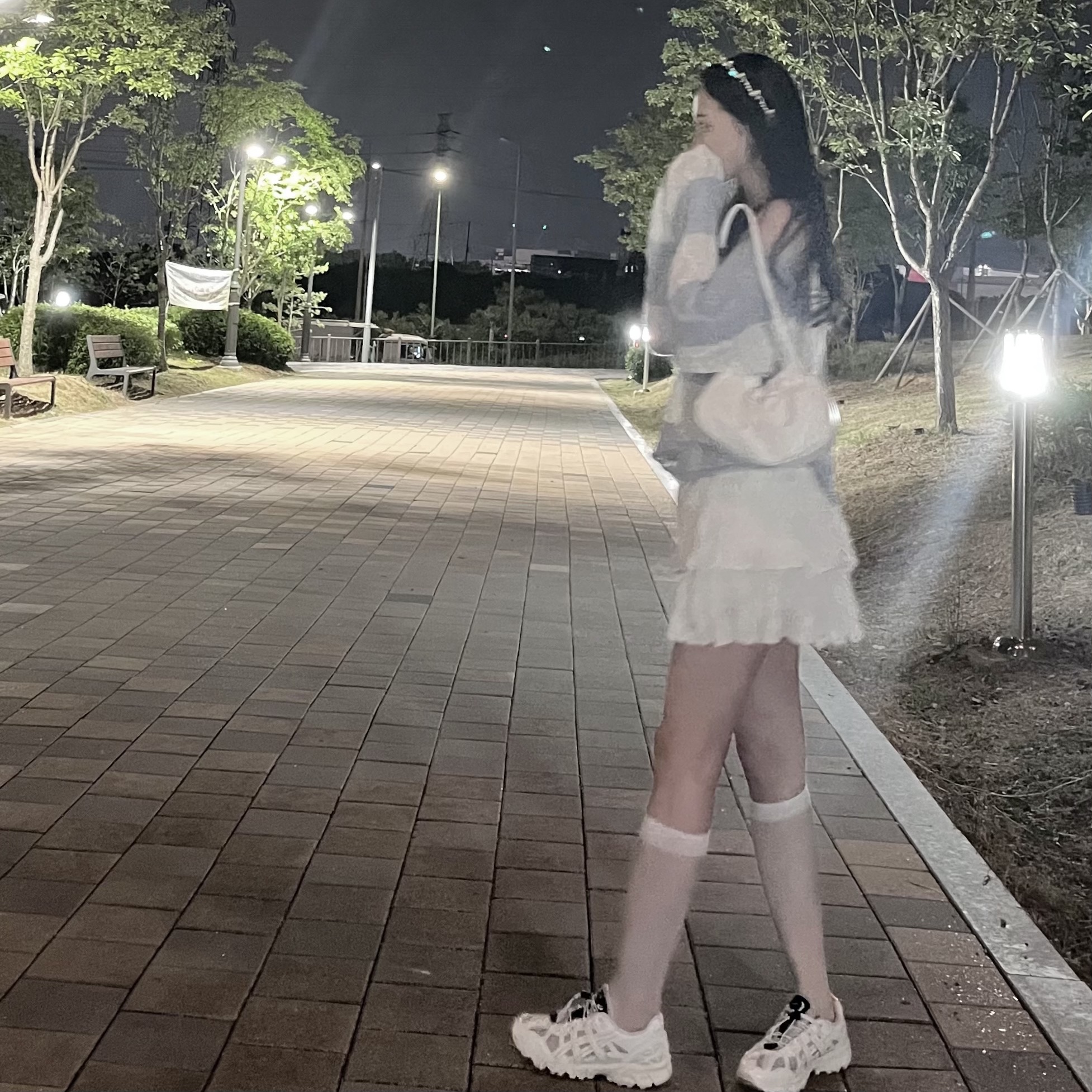 (W) 아식스 x 마뗑킴 젤 소노마 15-50 글레이셔 그레이 화이트 착용 스타일 - 1