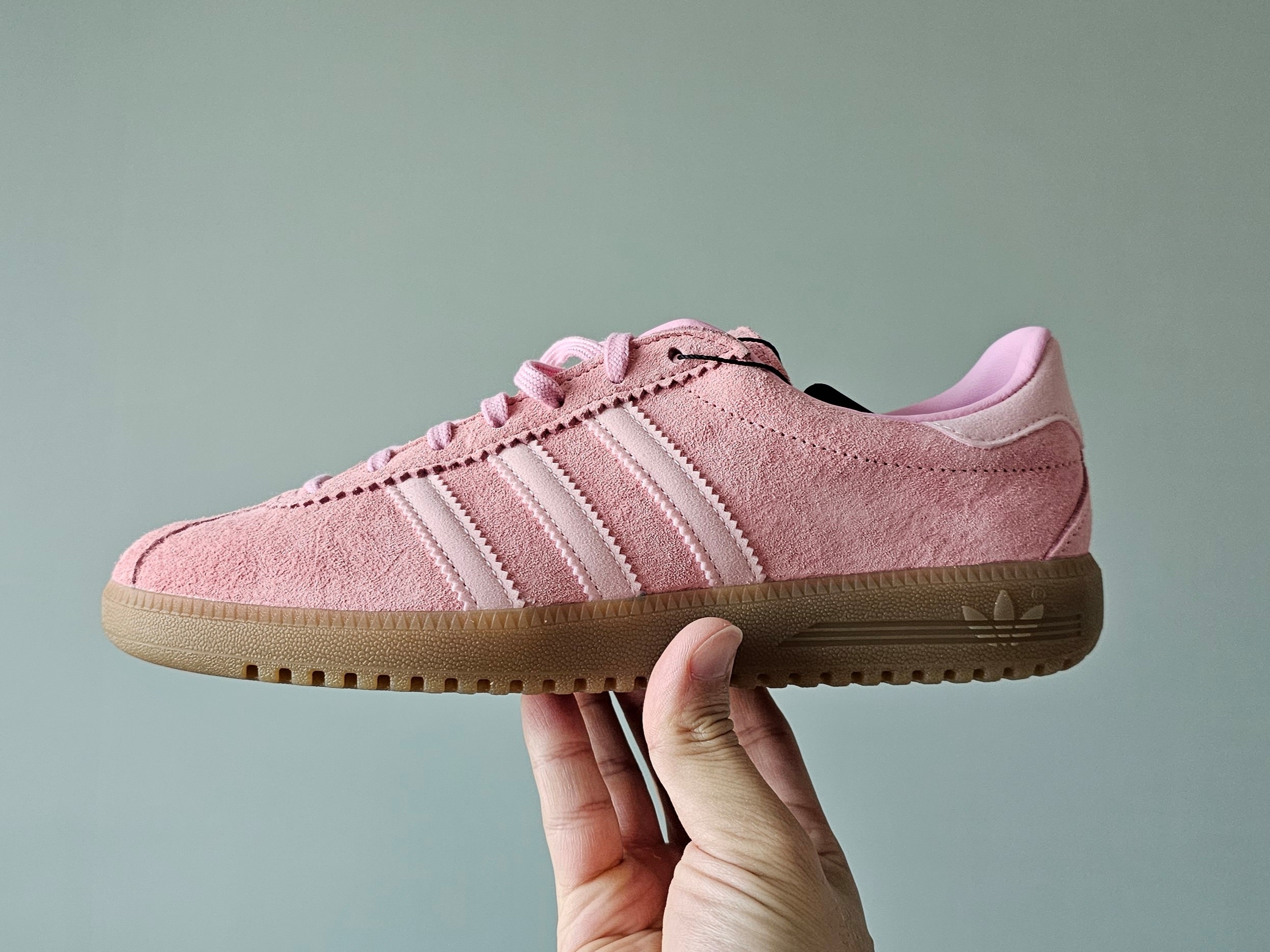 Adidas Bermuda Glow Pink 착용 스타일