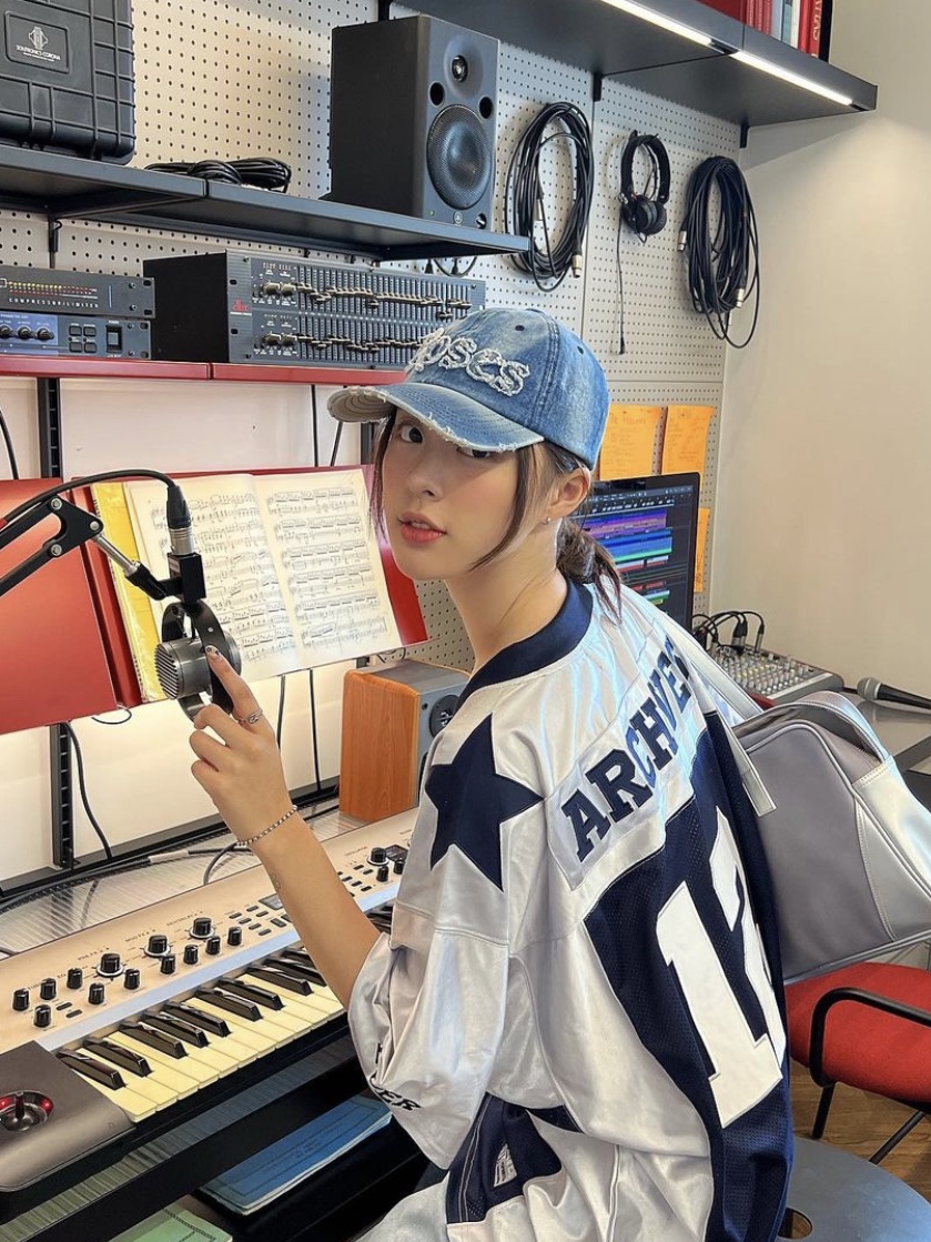 2000Archives Roses Denim Ball Cap, 2000Archives Football T-Shirt Navy 착용 스타일 - 3