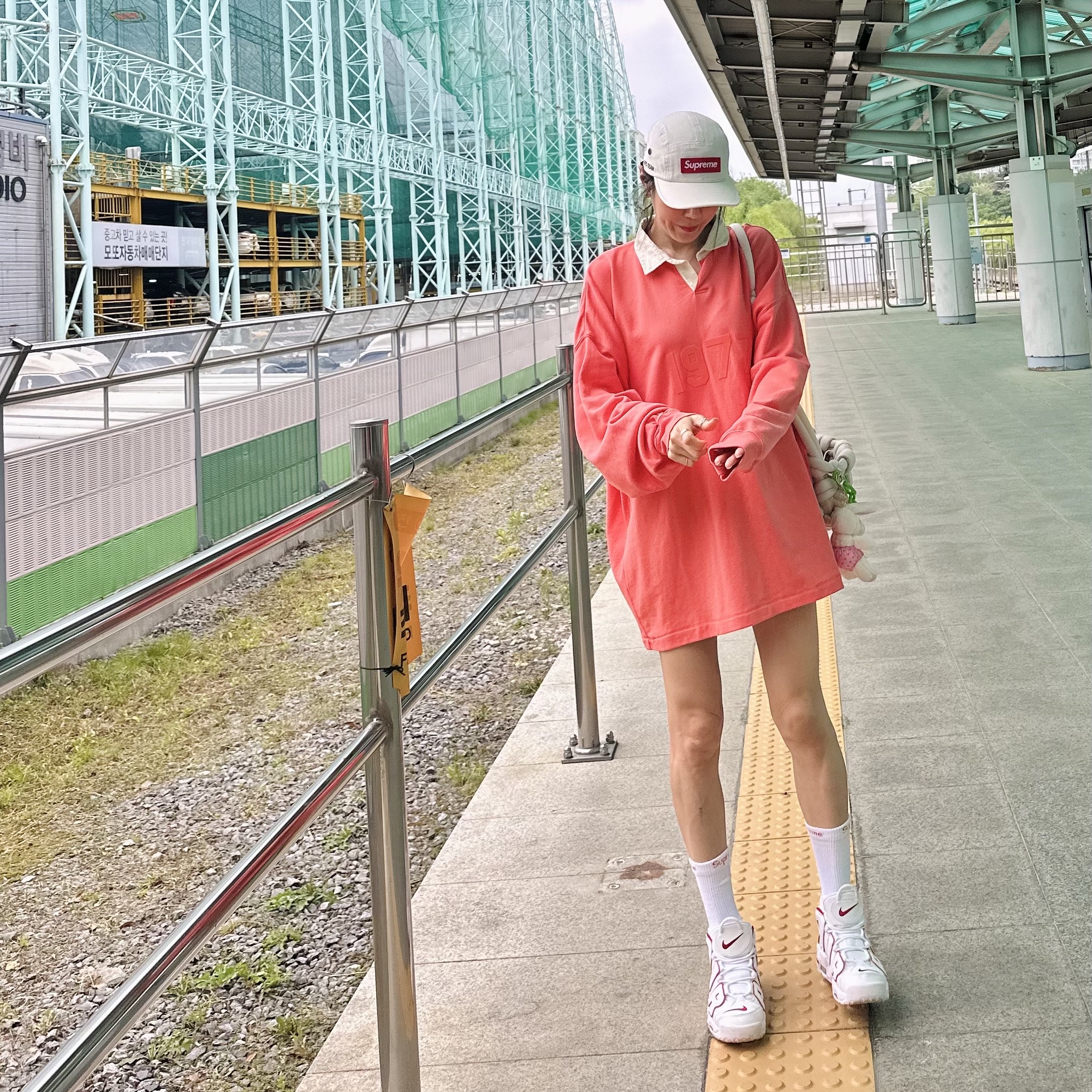 슈프림 밀리터리 캠프캡 스톤 - 22SS, 에센셜 1977 헨리 럭비 롱슬리브 폴로 코랄 - 22FW 착용 스타일 - 1