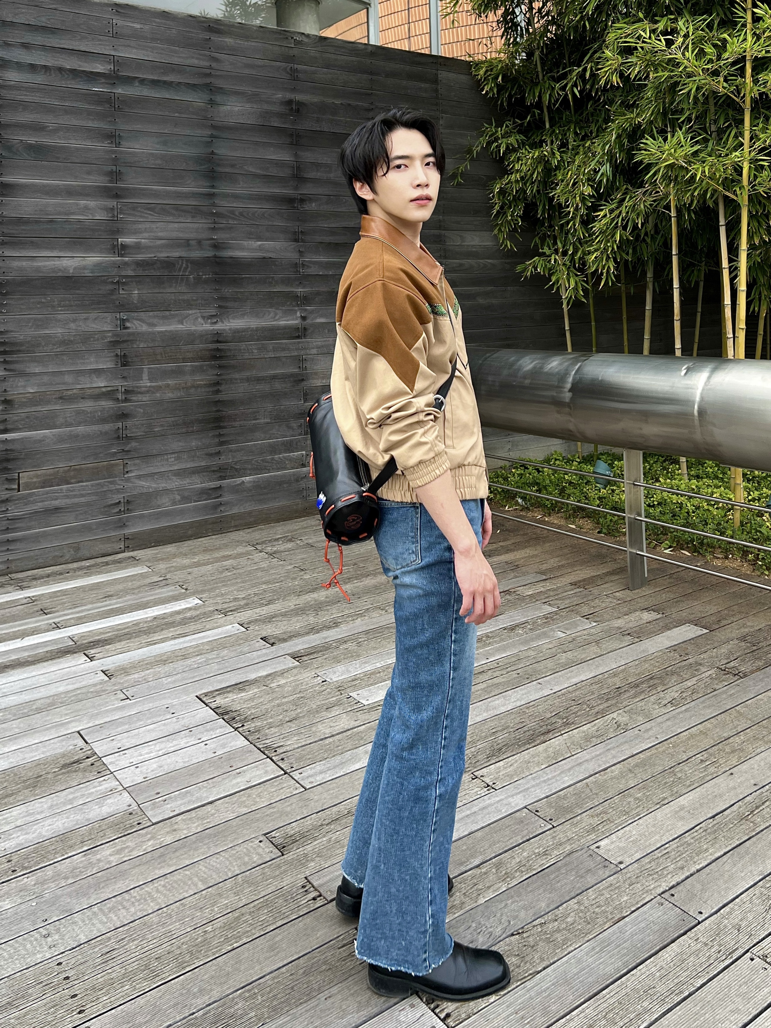 Ader Error x Zara Stitch Leather Crossbody Bag Black 착용 스타일 - 2