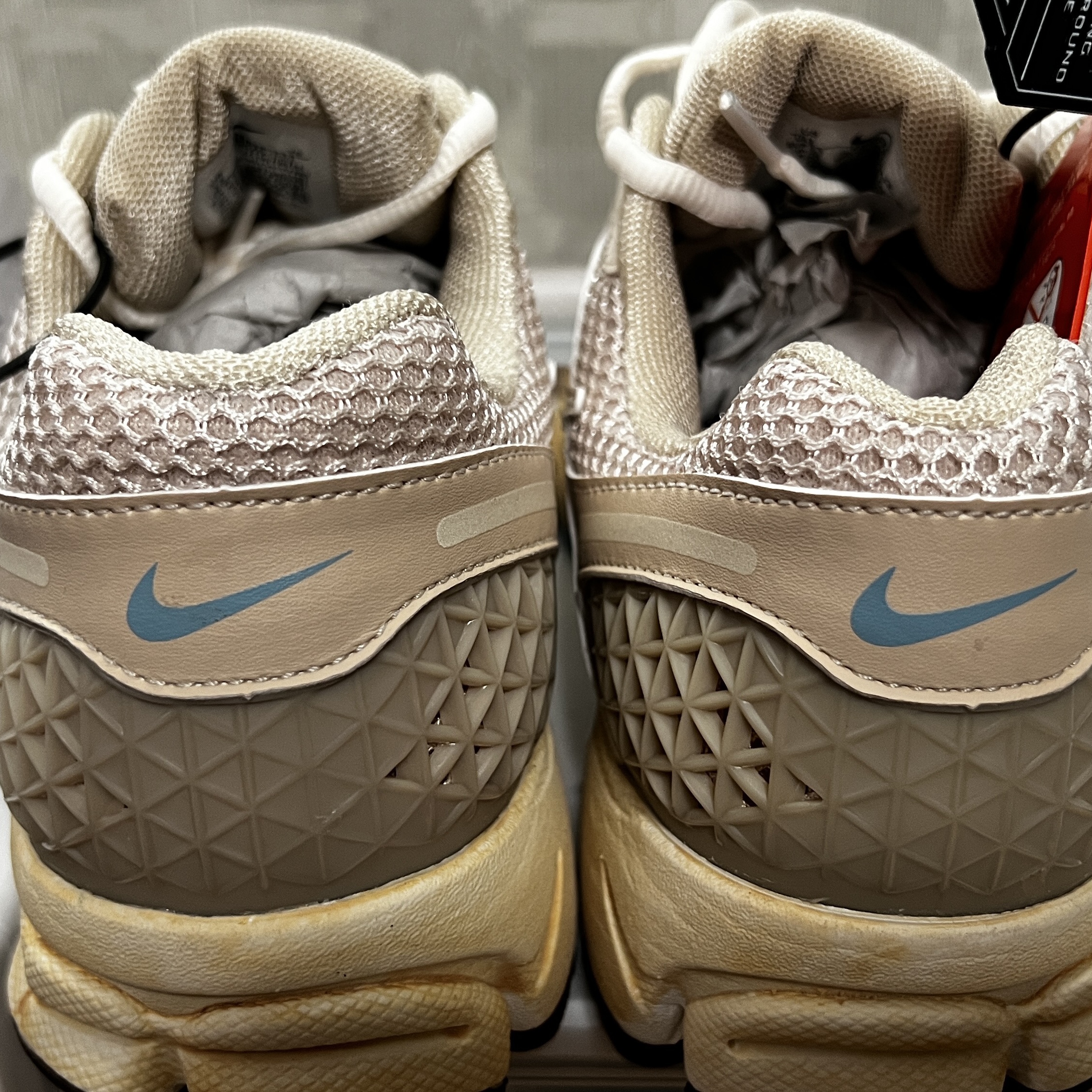 (W) Nike Zoom Vomero 5 Oatmeal 착용 스타일 - 1