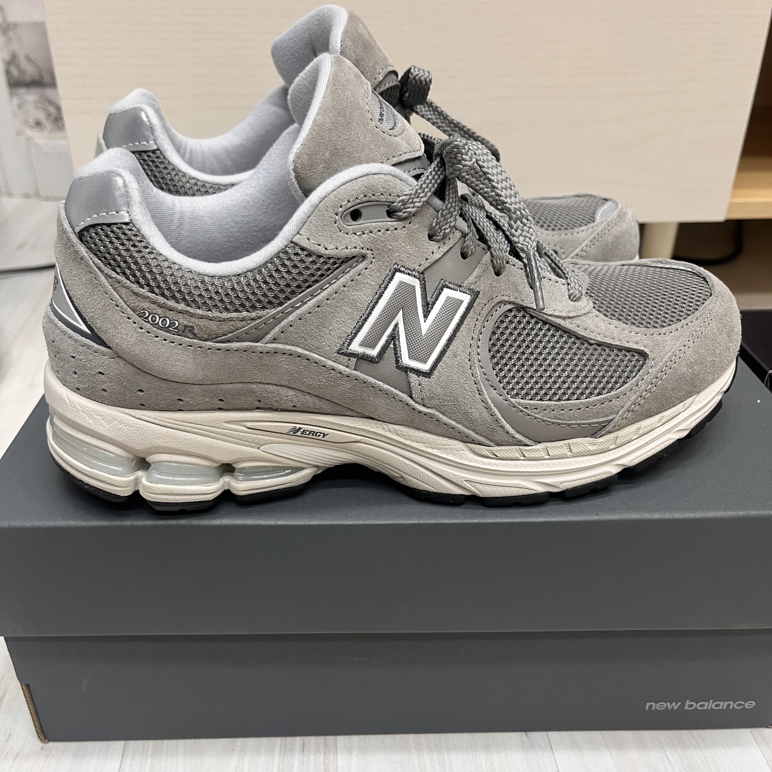 New Balance 2002R Grey 착용 스타일 - 1