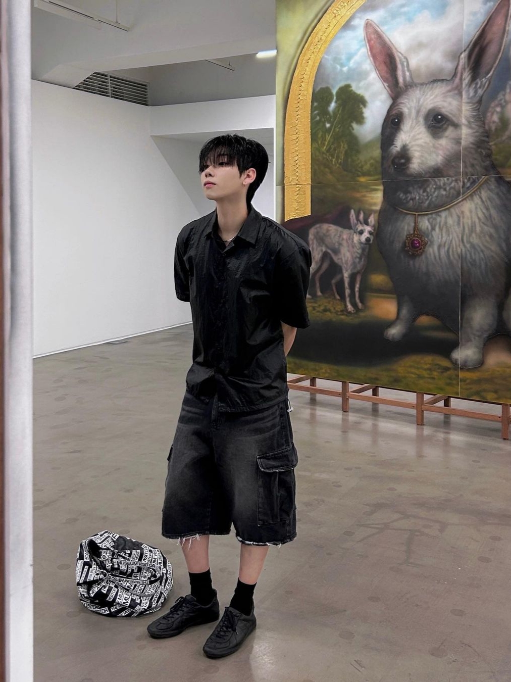 The Museum Visitor Logo Printed Totebag Black - 23PS, The Museum Visitor Logo Printed Totebag Silver - 23PS 착용 스타일 - 1