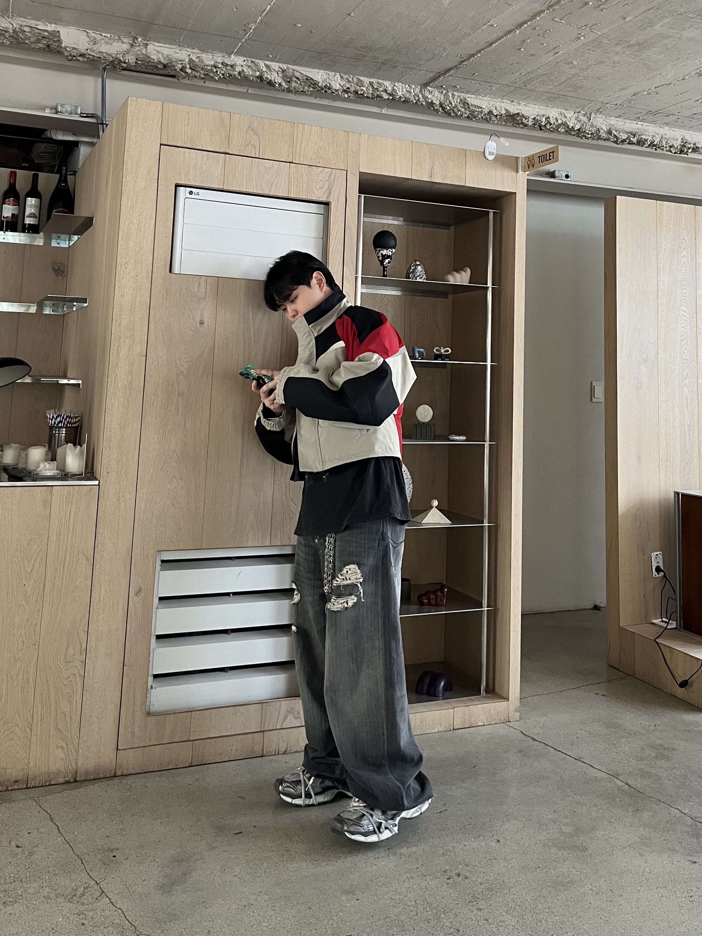 발렌시아가 3XL 스니커즈 그레이 화이트 레드 착용 스타일 - 1