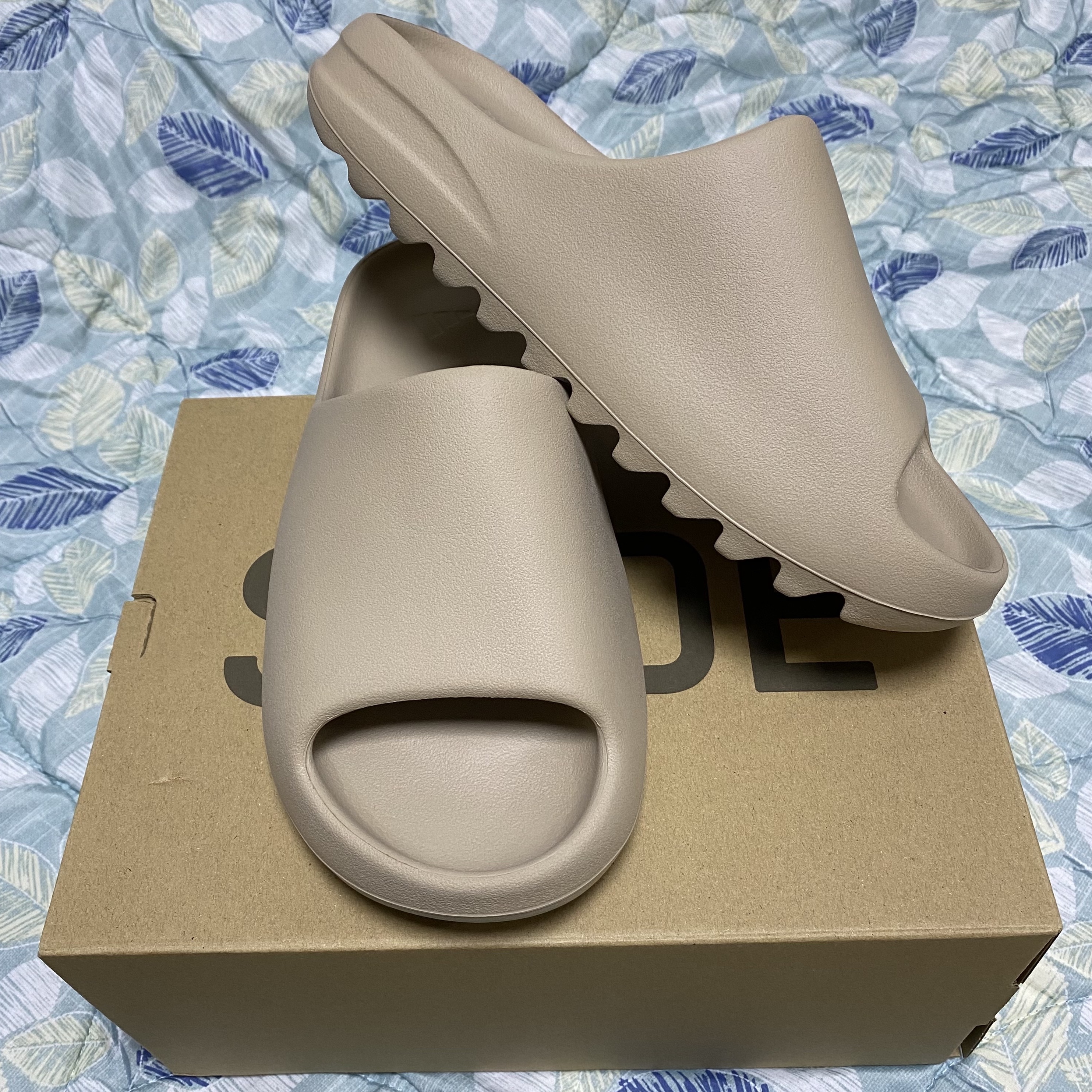 Adidas Yeezy Slide Pure - Re-Release Ver. 착용 스타일 - 1