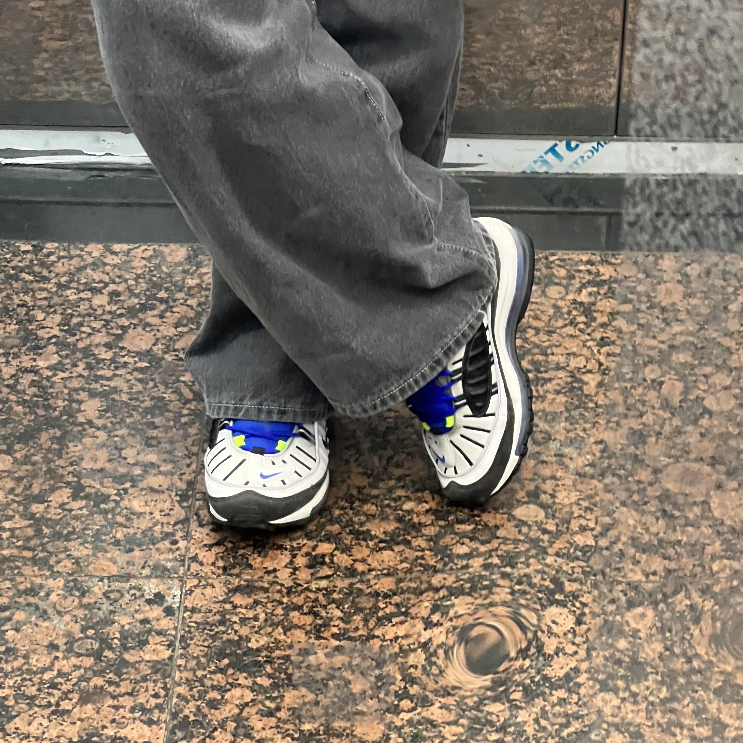 Nike Air Max 98 White Black Racer Blue 착용 스타일 - 2