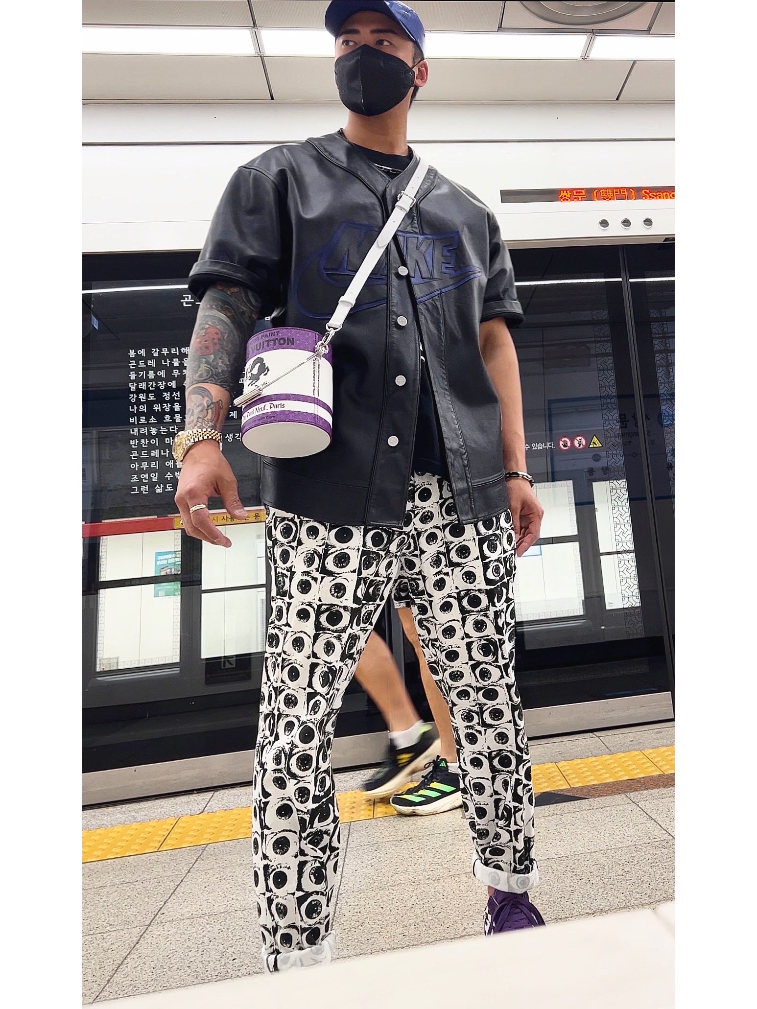 Supreme Leather Camp Cap Royal - 21SS, Louis Vuitton LV Paint Can Purple 착용 스타일 - 3