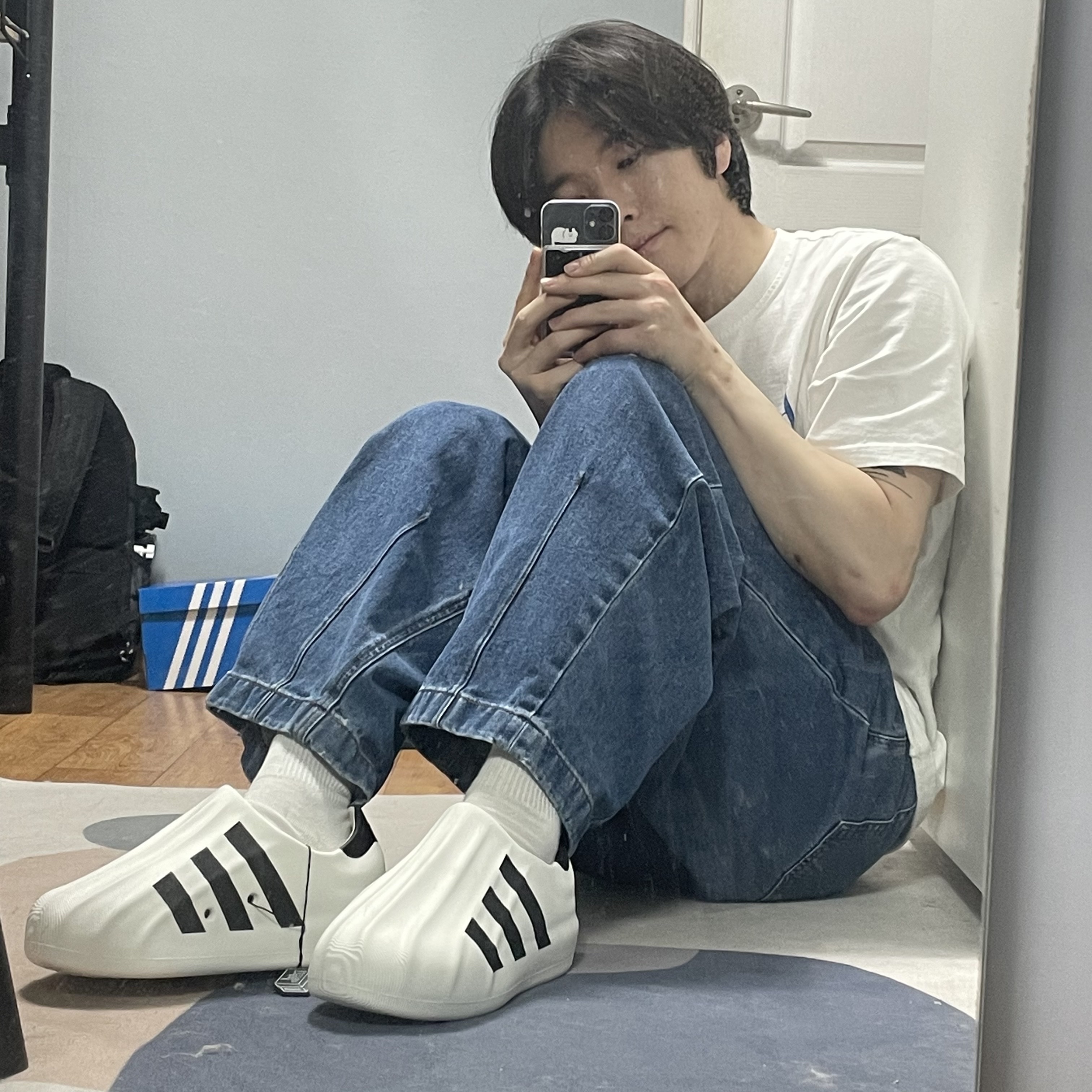 아디다스 아디폼 슈퍼스타 코어 화이트 착용 스타일 - 1