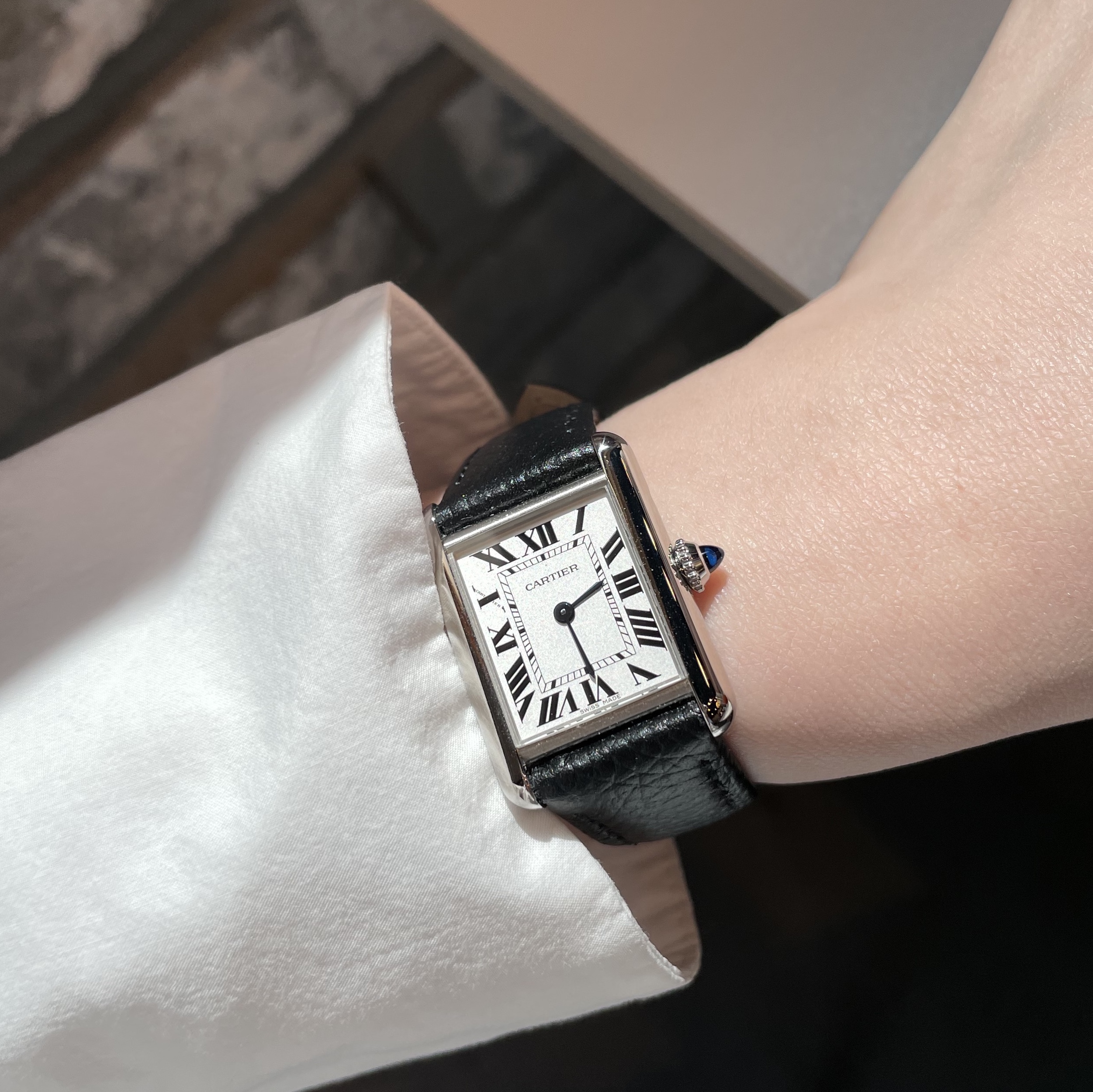 Cartier Tank Must Watch Small Quartz Steel Calfskin Black, (W) Maison Margiela Tabi Ballet Flat Shoes Black 착용 스타일 - 3