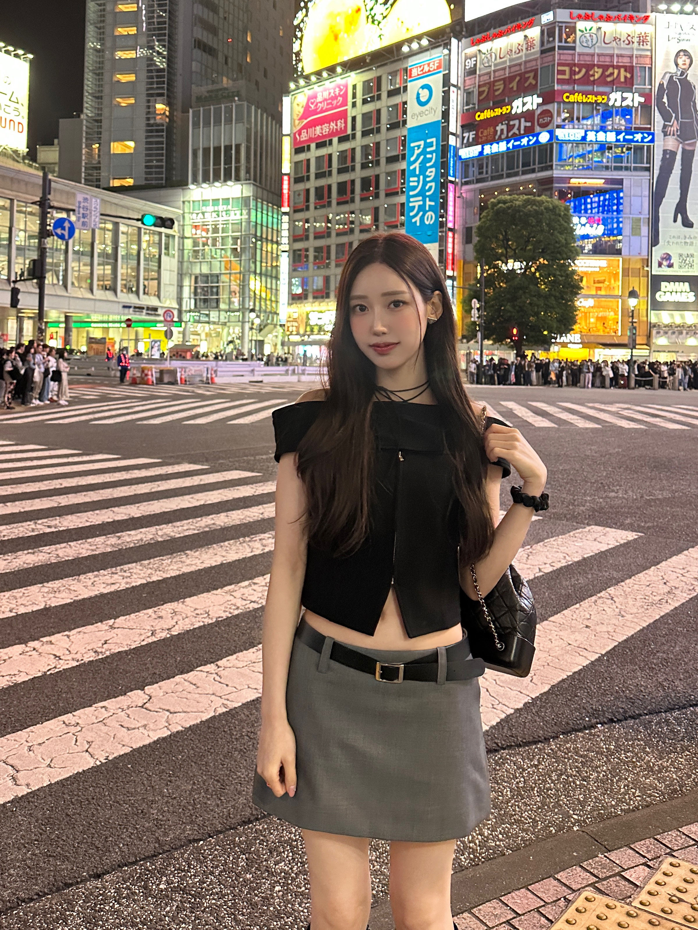 샤넬 가브리엘 백팩 스몰 빈티지 카프스킨 & 골드 실버 메탈 블랙 착용 스타일 - 3
