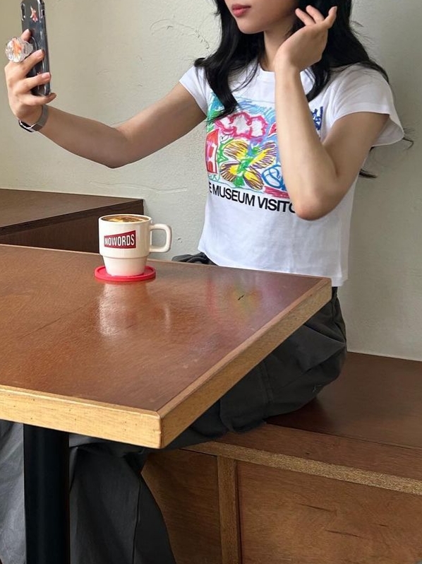 The Museum Visitor Women Crayon Art Printed T-Shirts White 착용 스타일 - 2