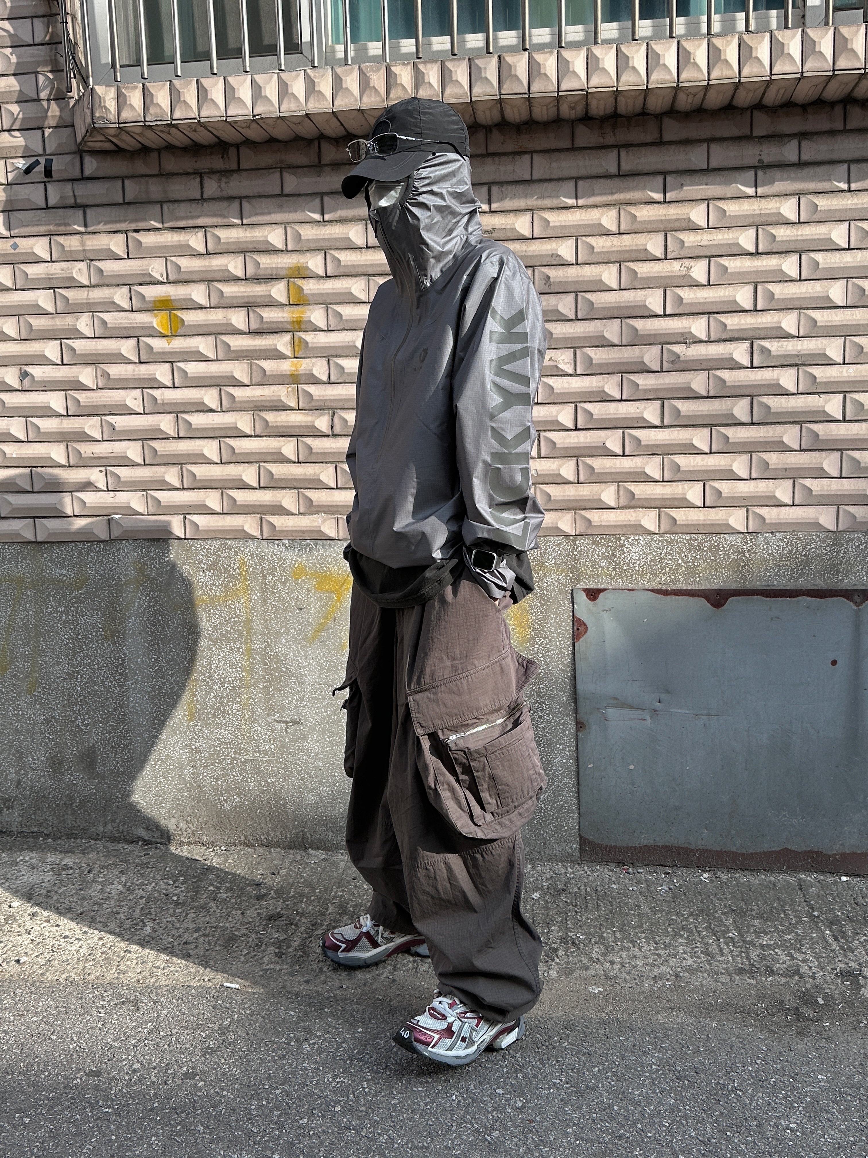 Balenciaga Runner Sneakers Grey Burgundy, Stone Island 99576 Nylon Metal 6-Panel Cap Black 착용 스타일 - 5