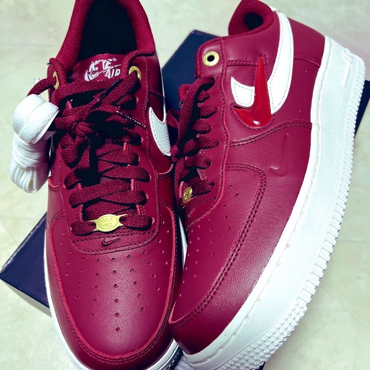 Sony WH-1000XM5 Black (Korean Ver.), Nike Air Force 1 '07 PRM 40th Anniversary Join Forces Team Red 착용 스타일 - 2