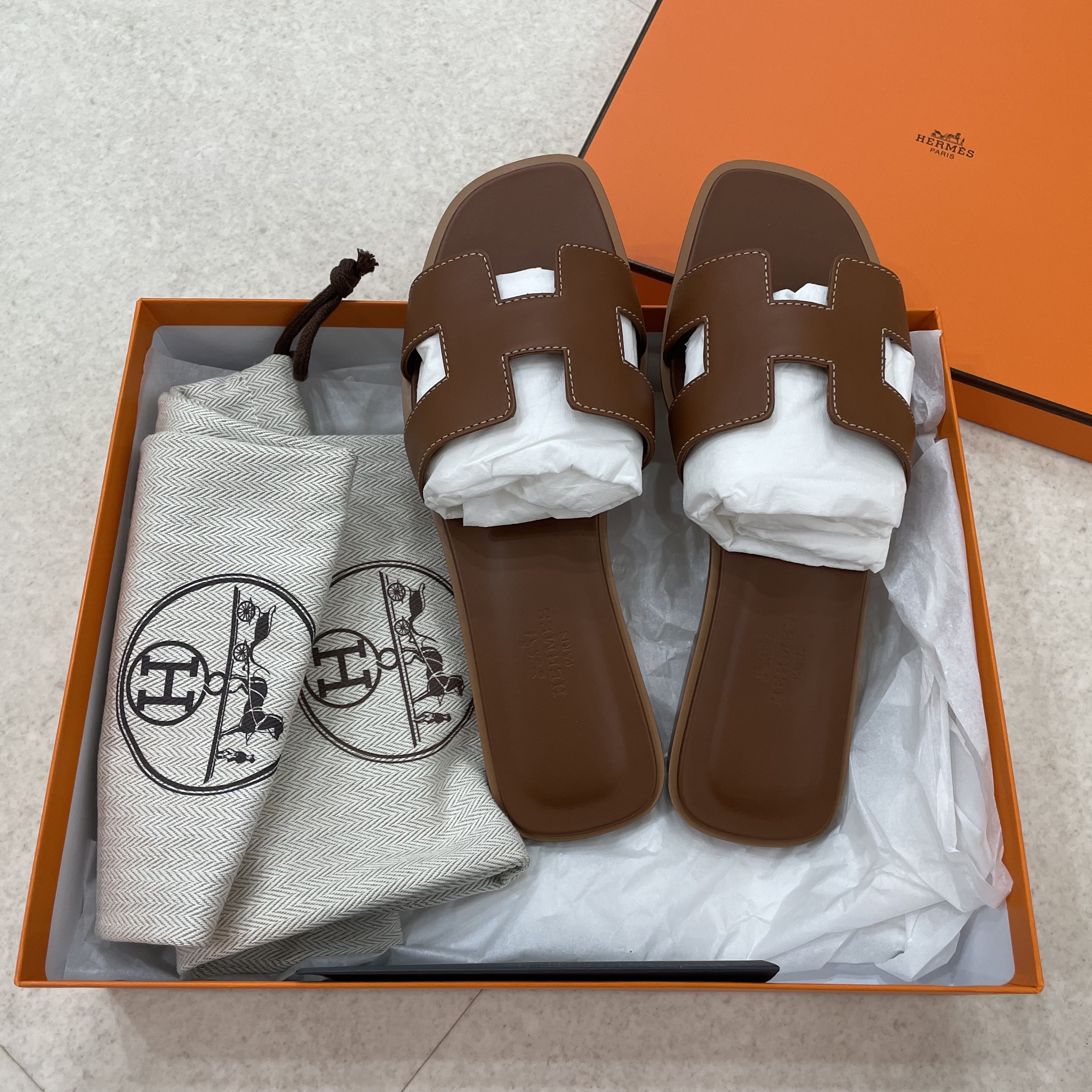 (W) Hermes Oran Sandal Calfskin & Gold Piqures Ecrues 착용 스타일 - 1