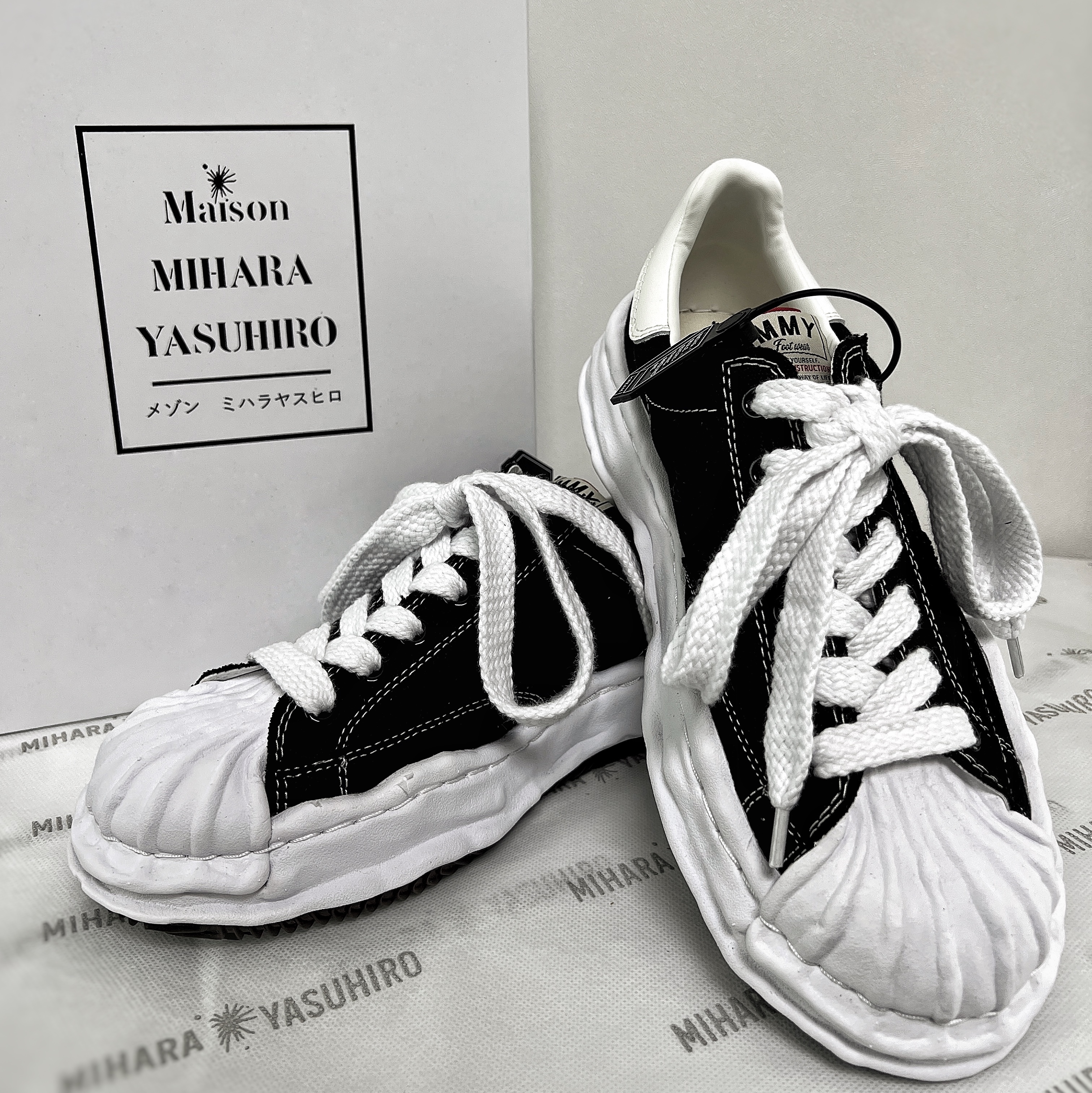 Maison Mihara Yasuhiro Blakey OG Sole Canvas Low-top Sneakers Black White 착용 스타일 - 2