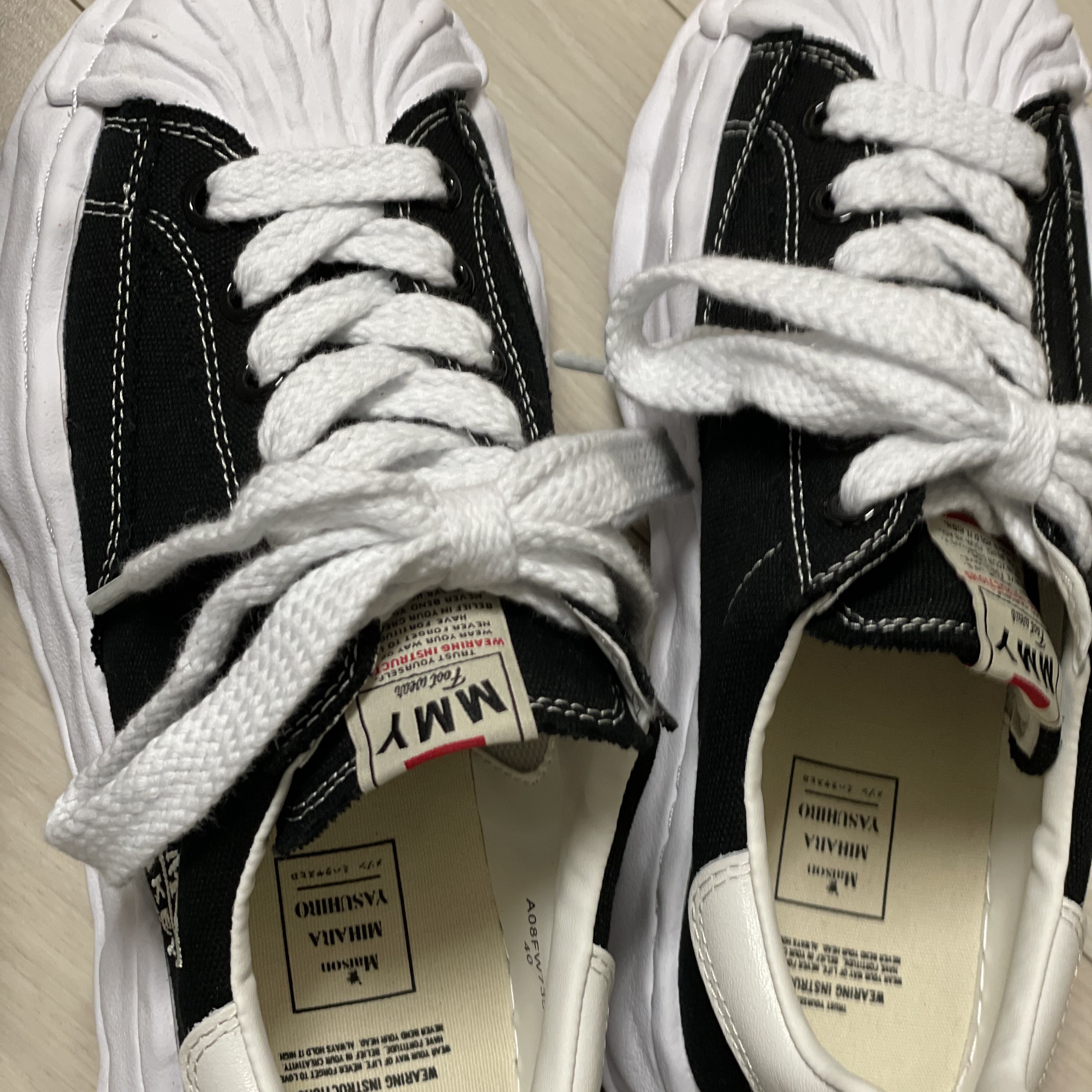 Maison Mihara Yasuhiro Blakey OG Sole Canvas Low-top Sneakers Black White 착용 스타일 - 4