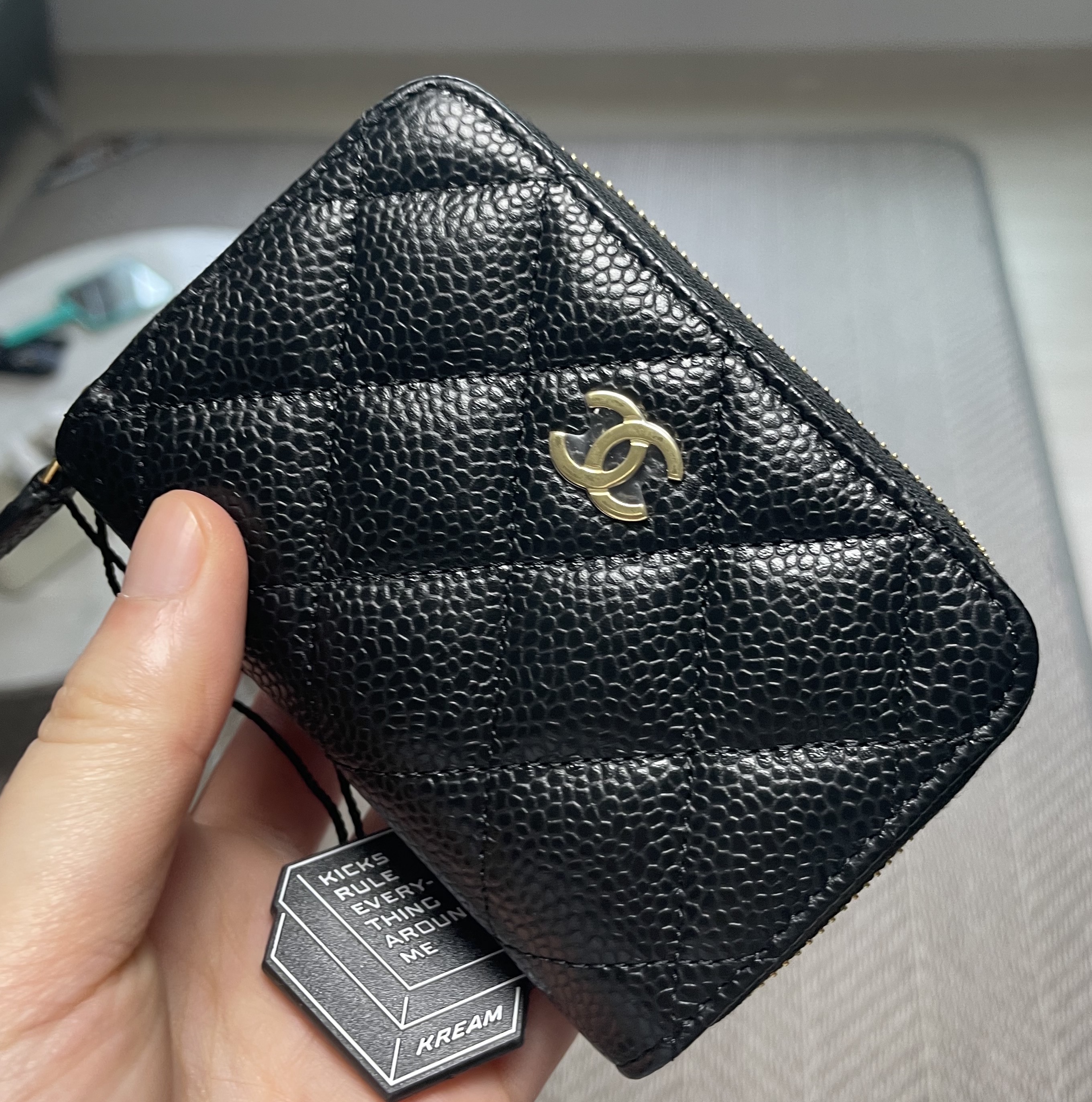 Chanel Classic Zipped Coin Purse Grained Calfskin & Gold Black 착용 스타일
