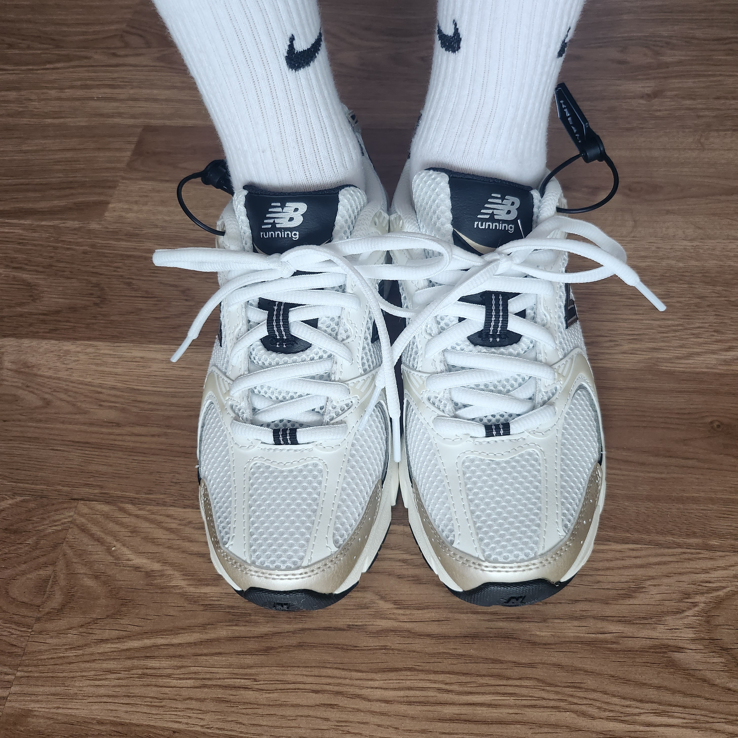 New Balance 530 White Gold 착용 스타일 - 1