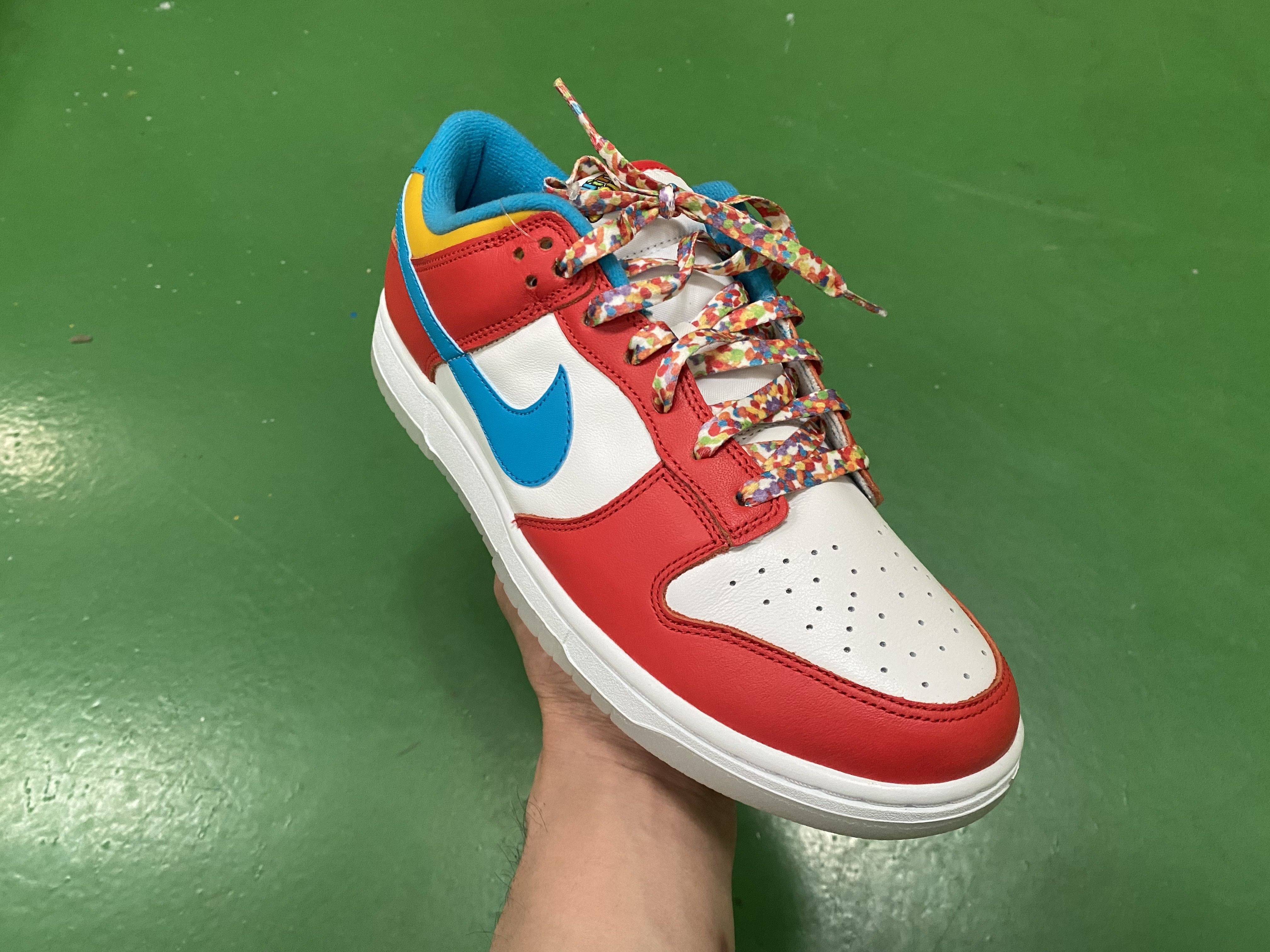 Nike x LeBron James x Fruity Pebbles Dunk Low QS Habanero Red 착용 스타일 - 2