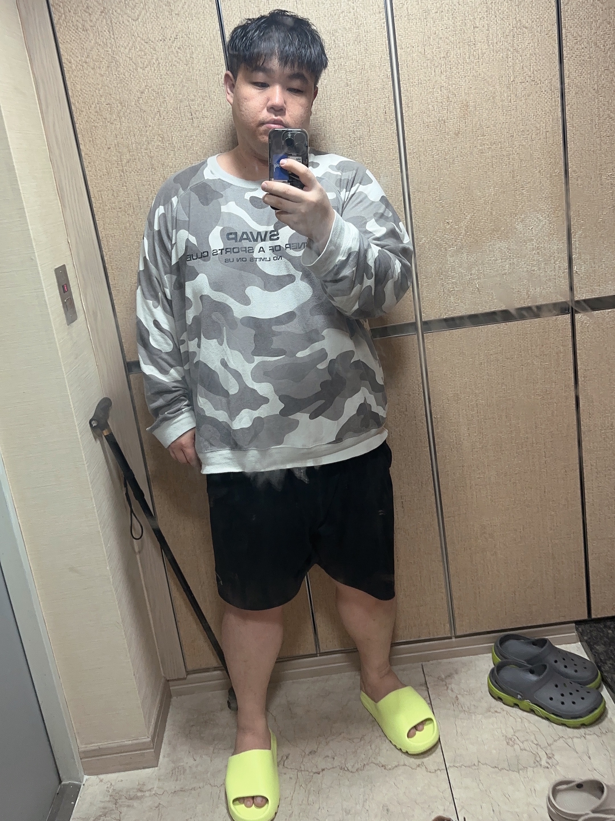 Adidas Yeezy Slide Glow Green 2022/2023 착용 스타일