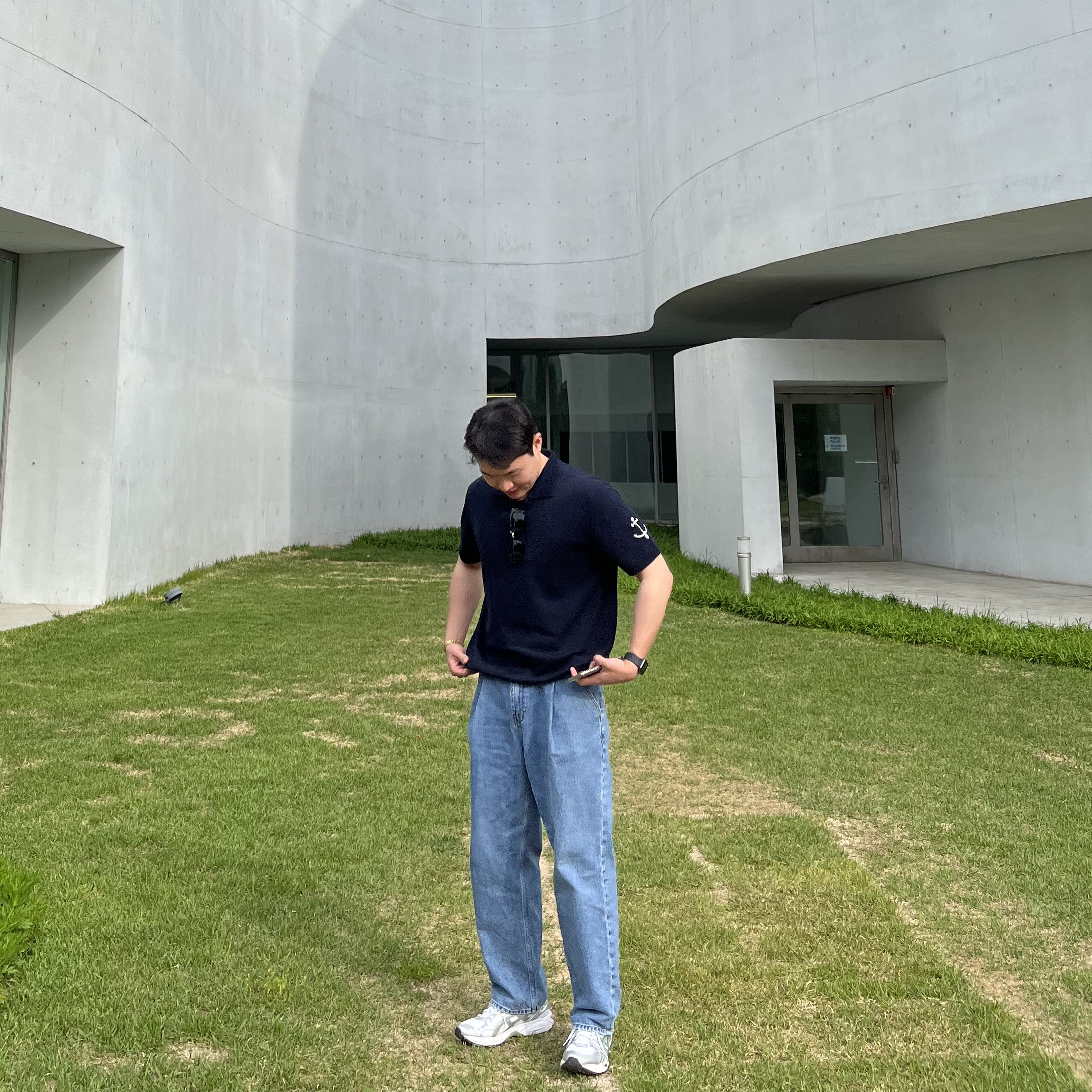 아식스 젤 카야노 14 화이트 슬레이트 그레이 착용 스타일 - 1