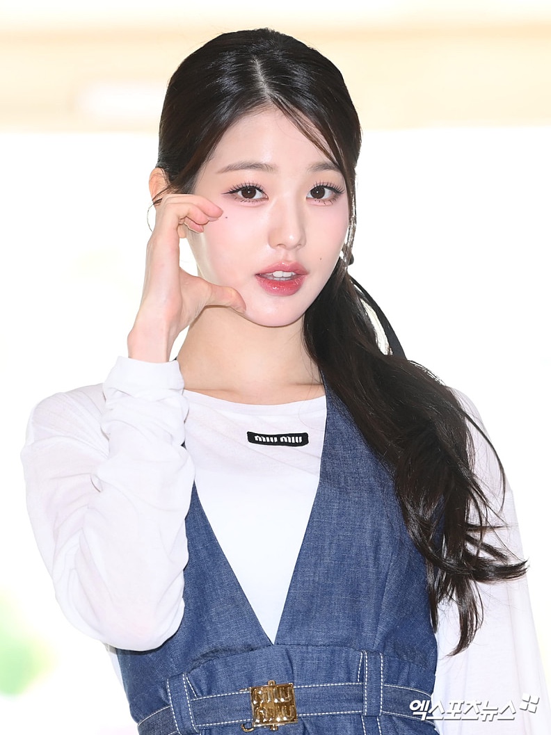 (W) Miu Miu Ribbed Knit Jersey Dress White 착용 스타일