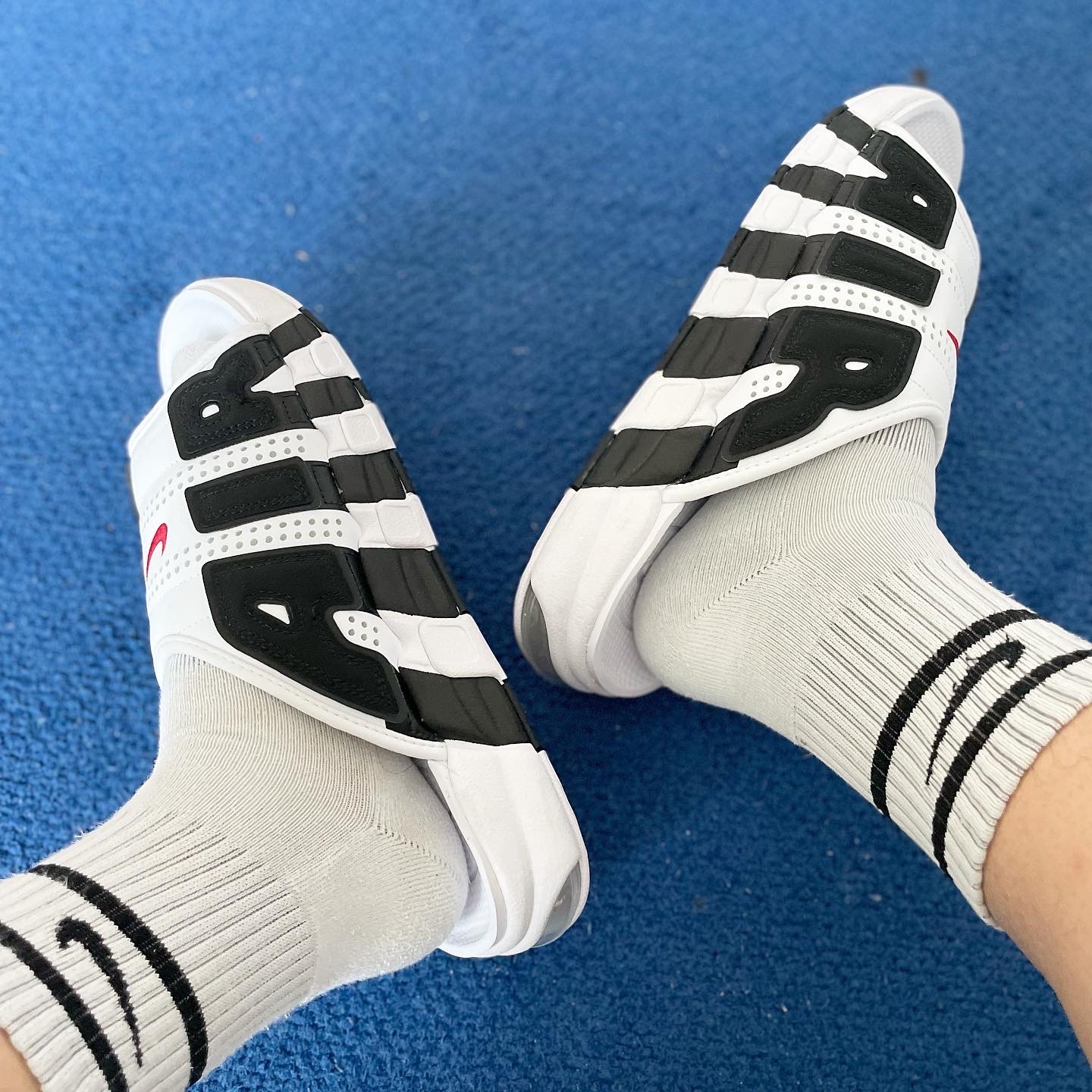 Nike Air More Uptempo Slide White Black 착용 스타일 - 1