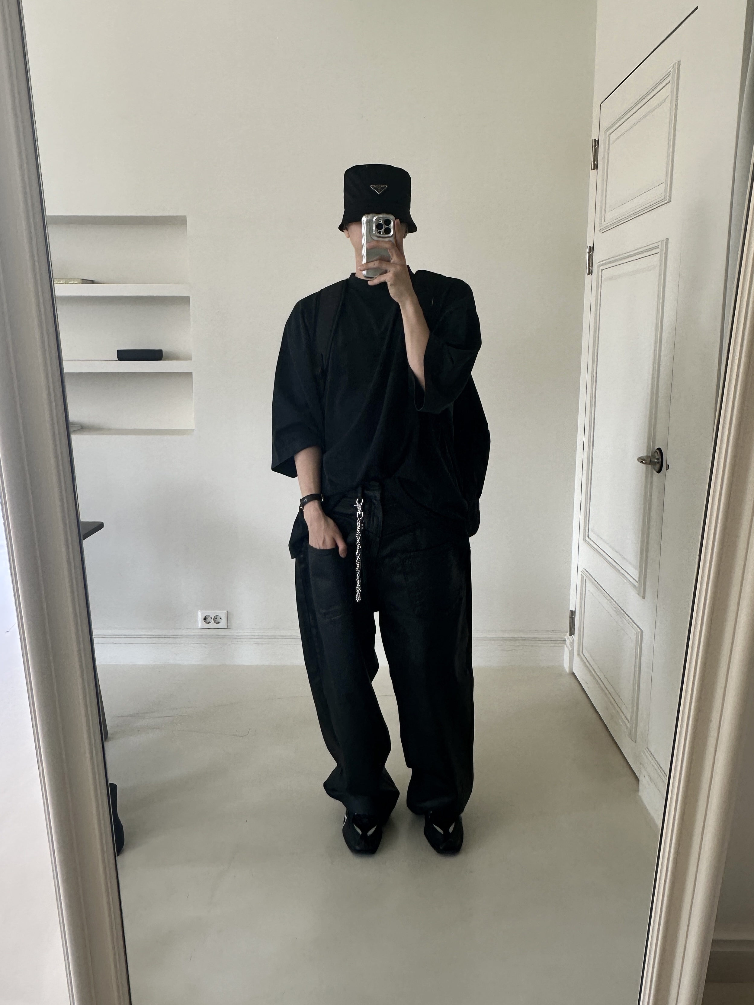 Prada Re-Nylon Bucket Hat Black, Project G/R Oversized Convertible Cargo Pants Coated Black 착용 스타일 - 2